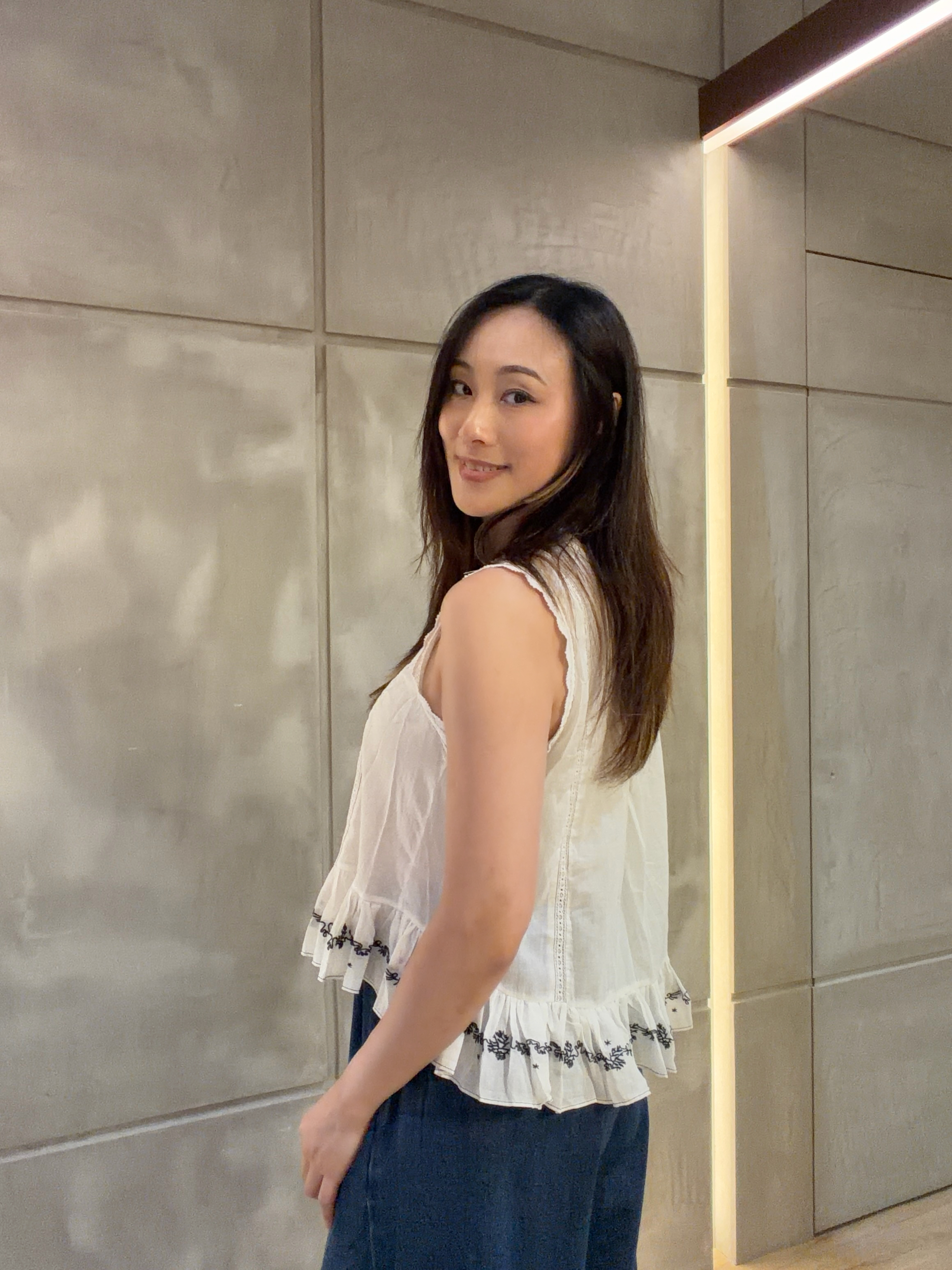 Ruffles 通花邊top