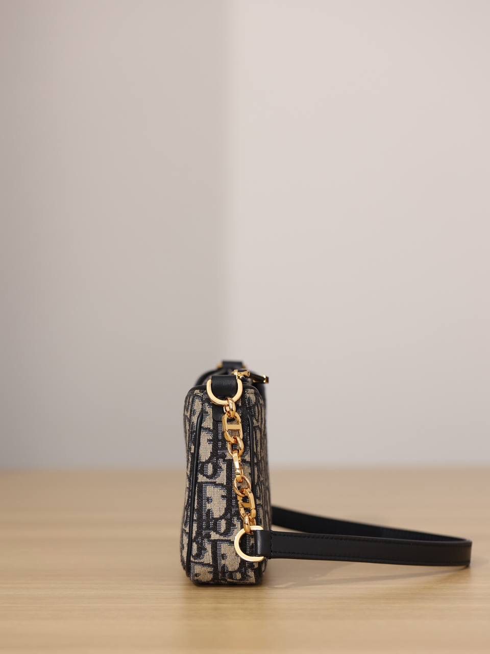 30 MONTAIGNE HOBO AVENUE👜✨ 尺寸：21 x 13 x 5 厘米 这款 Hobo Avenue 迷你手袋是二零二三秋季成衣系列新品，丰富了 30 Montaigne 系列，彰显复古魅力。 正面饰以同色调珐琅 CD 标志 宽大的隔层 2 个可拆卸小袋，其中一个设有 1 个拉链开合和 3 个卡槽 肩带链条部分采用同色调珐琅 CD 链环打造 配独家高定整套包装