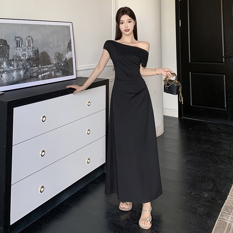 B62(885) 法式高级感一字肩可斜领褶皱腰黑连身裙