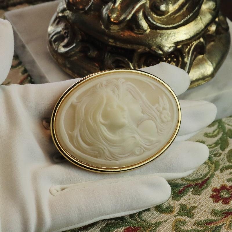 Vintage C.a. 1970s Double Lady Silhouette with Flowing Hair Shell-like Resin Cameo Brooch (MZ025)