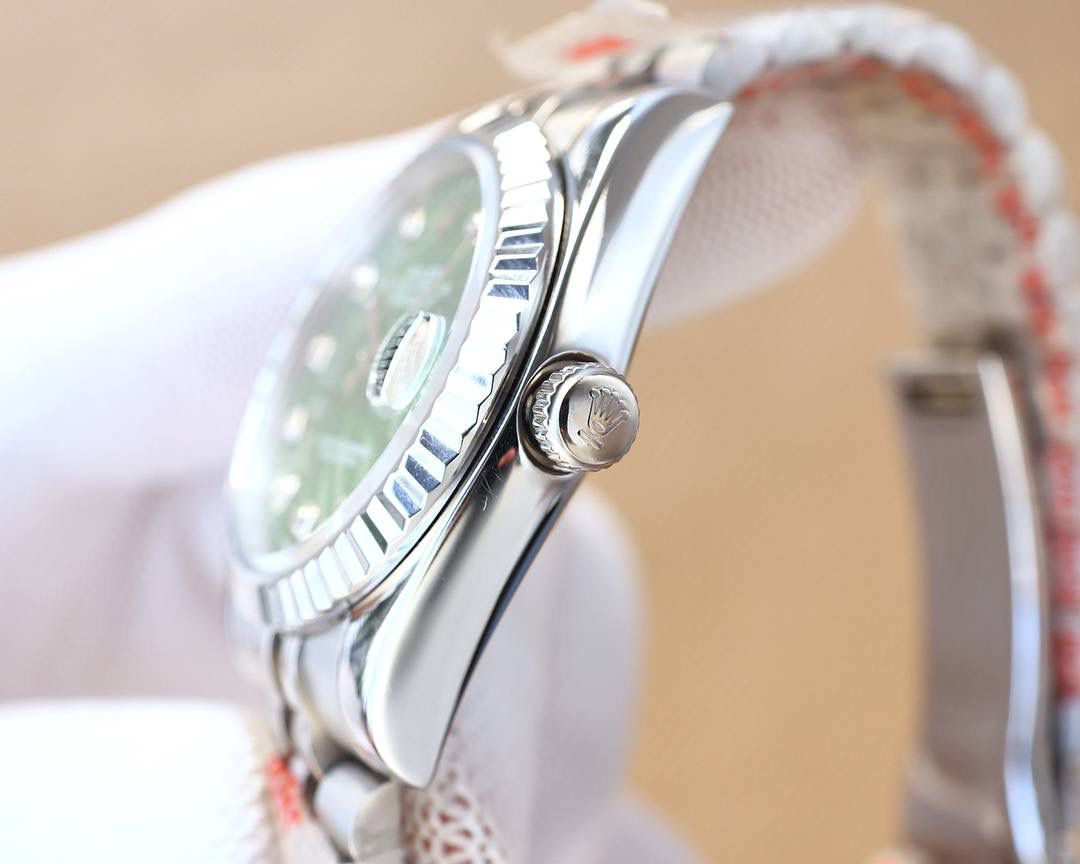 🌟🌟劳力士Rolex日志型系列，情侣对表👫，瑞士机质量100%超强防水夜光蓝宝石玻璃背透设计，搭载原装进口8215全自动机芯,女6T51机芯，直径36mmx10.5mm。女28mm，表里如一 独具匠心！打造市场亲民价格！欢迎订购🔥顶级出品 精品不断🔥