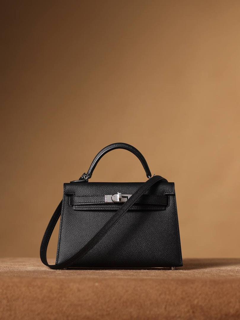 HERMES 爱马仕 Mini Kelly 二代👜✨ Mini Kelly 二代 黑色银扣 高清实拍图 尺寸：19*12*6cm Hermès爱马仕是世界著名的奢侈品品牌，1837年由Thierry Hermès创立于法国巴黎。 爱马仕早年以制造高级马具起家，迄今已有180年的悠久历史。 其整个品牌从整体到细节以及专卖店，都弥漫着浓郁的以马文化为中心的深厚底蕴🎀