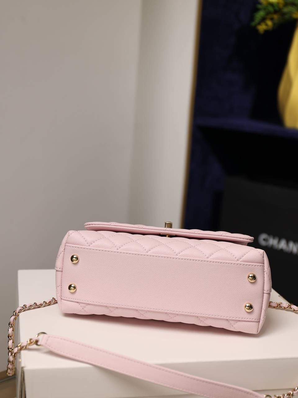 新coco handle小号粉色荔枝纹💞👜 已出货！和CF一个渠道的尾单货，拿过的都不用多介绍啦！新款驾到！独家渠道货！ 尺寸:14 X 24 X 10cm