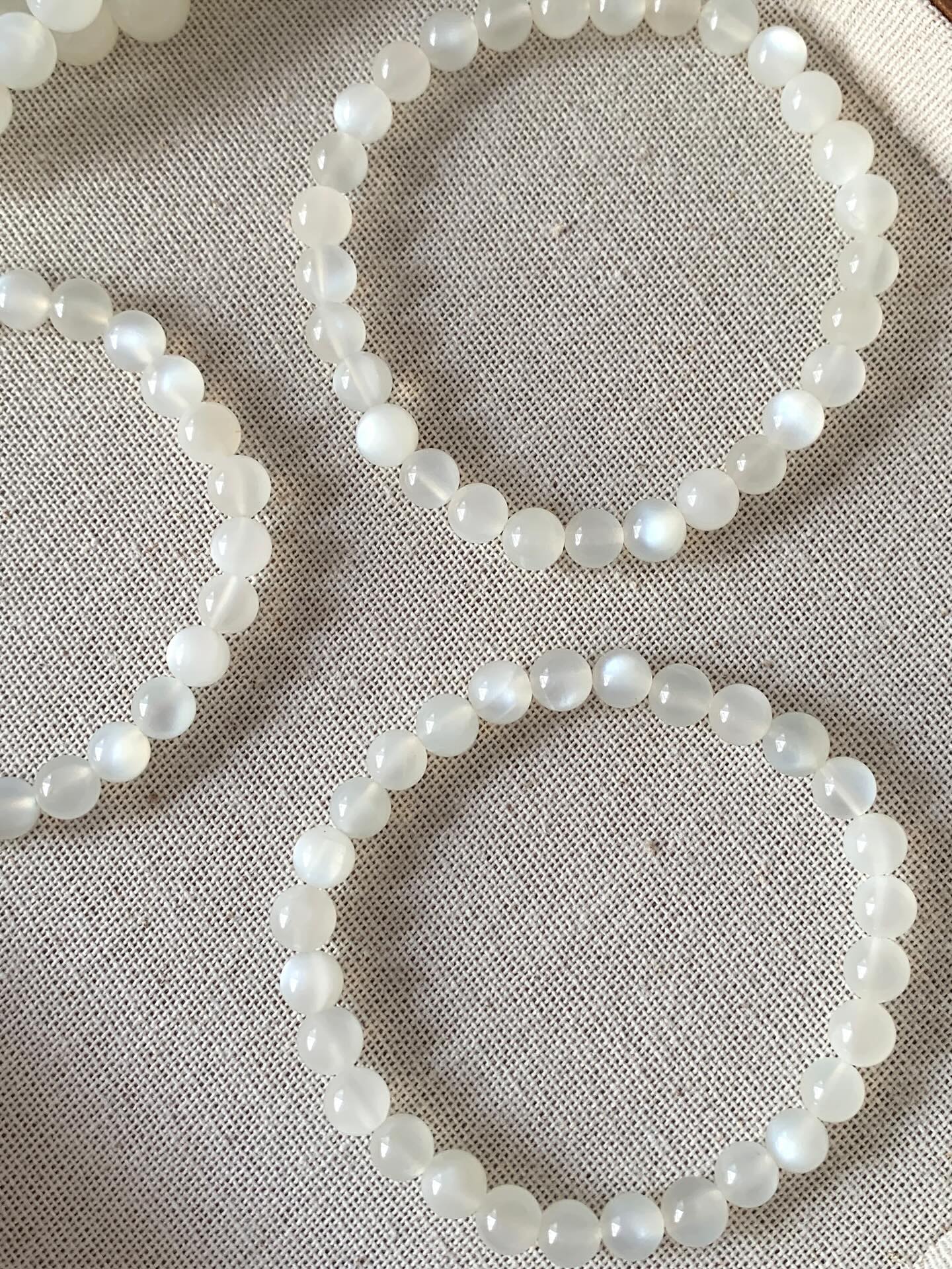 高货白月光 ｜High grade Moonstone 6mm RM68 8mm RM78 提升睡眠品質 協助處理焦慮和急躁情緒，讓身心放鬆 有助於增進個人魅力，散發柔和的氣息，增加愛情運 放下一些情緒上的偏執，學習用愛付出，增加包容心 增加「第六感」，加強直覺和靈感力Moonstone acts as a protective shield, especially for travelers, by deflecting negativity and easing emotional trauma.#moonstone #crystal #crystalhealing #crystallove #crystaljewelry #crystalenergy #白月光 #白月光手串 #马来西亚水晶网店 #天然水晶 #水晶手串 #gemstone #naturestone