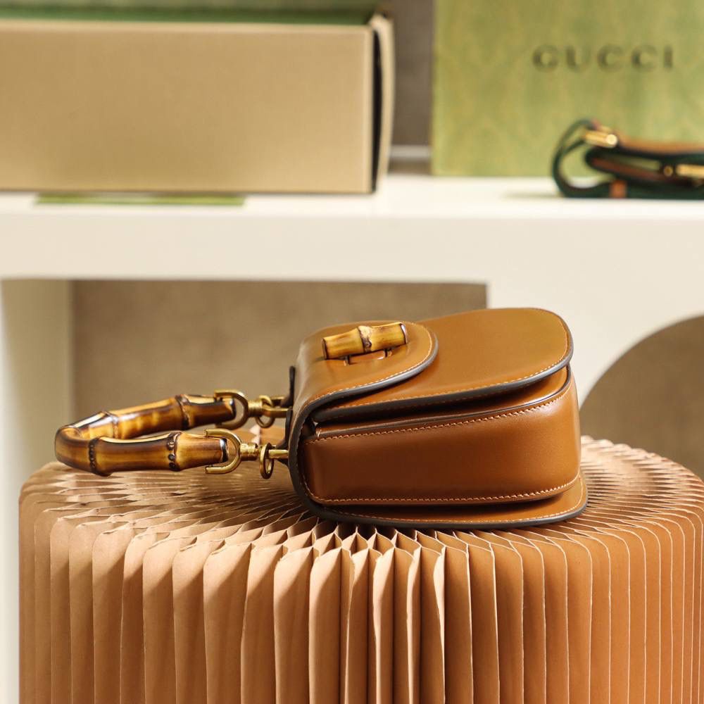 全皮复古竹节系列#675797# 正品皮▪️ ☑️尺寸：21*15*7cm 竹节象征着小古家生生不息的设计传承，也是经典的传承。全皮的材质，让整个包看起来更加有高级感‼️ 包身搭配两条肩带设计，运用多样化的日常搭配中， 给人演绎出不同的搭配风格。 半圆的包型，看起来更加硬朗气质，不仅具有高级气质感 却不失复古的韵味！这一次设计师把复古标志性的竹节带回到大家现代生活中，还掀起了一波好评风潮！