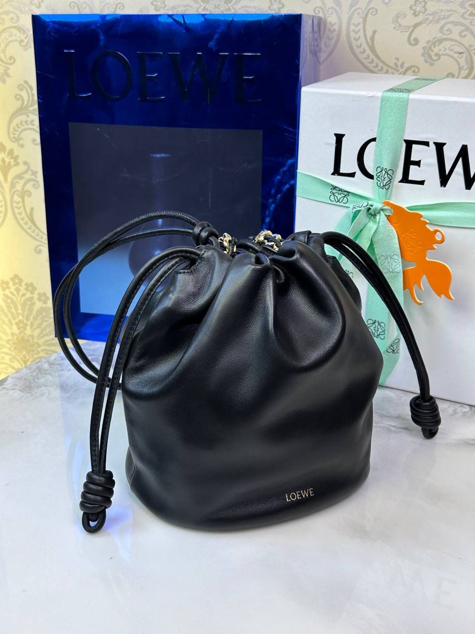 🎈链条款𝙁𝙡𝙖𝙢𝙚𝙣𝙘𝙤 𝙋𝙪𝙧𝙨𝙚水桶羊皮 ——【黑色】 尺寸：𝟑𝟐-𝟏𝟕-𝟐𝟒𝐜𝐦 编码：062406 👉🏻延续福袋收缩绳褶皱设计，全新推出水桶造型，羊皮包身手感细腻柔软❤️ 👉🏻链条肩带➕皮肩带的双肩带设计，时尚百搭，给足了集美们多样化的选择。肩带可拆卸可调节，磁扣开合，正面烫金𝙇𝙤𝙜𝙤，呈现出高贵典雅的视觉感😍 👉🏻独家背景➕独家品质➕独家全套砖柜礼盒套装，市场高端品质皆在我手✌🏻