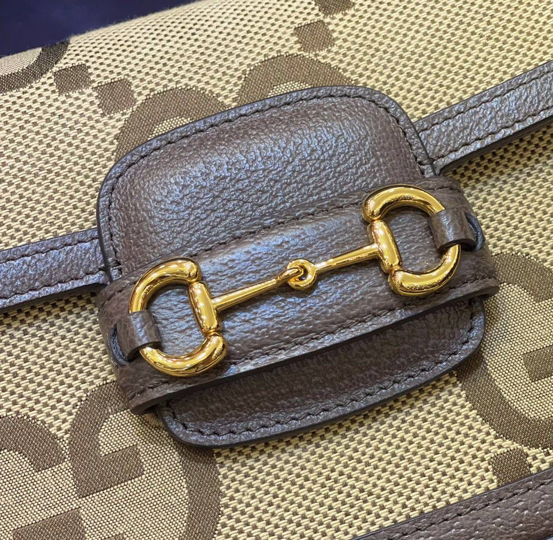 ✈️✈️✈️🔥𝙃𝙤𝙧𝙨𝙚𝙗𝙞𝙩 帆布马鞍包# ▫️型号：658574 ▫️尺寸：20.5*14.5*5cm 稳稳的马衔扣、出一个火一个🔥 mini马鞍包更为无敌友好的Size～采用原厂牛皮搭配G花帆布➕全铜五金，品种绝了❗️青春活力.最牛B的超贴心设计两条肩带任意搭配！正品打版，实在太屌了❗️不后悔系列闭眼剁手买.