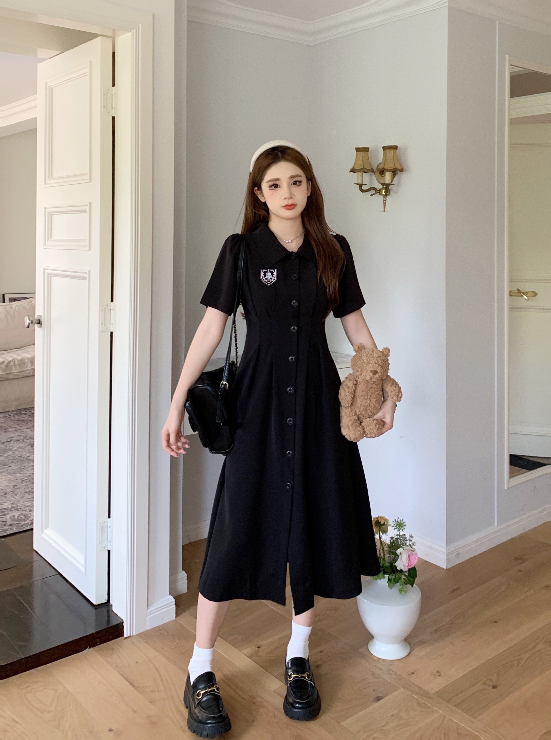 B240(1663) 韩版减龄皇牌LOGO翻领前排钮显瘦捏痕腰黑连身裙