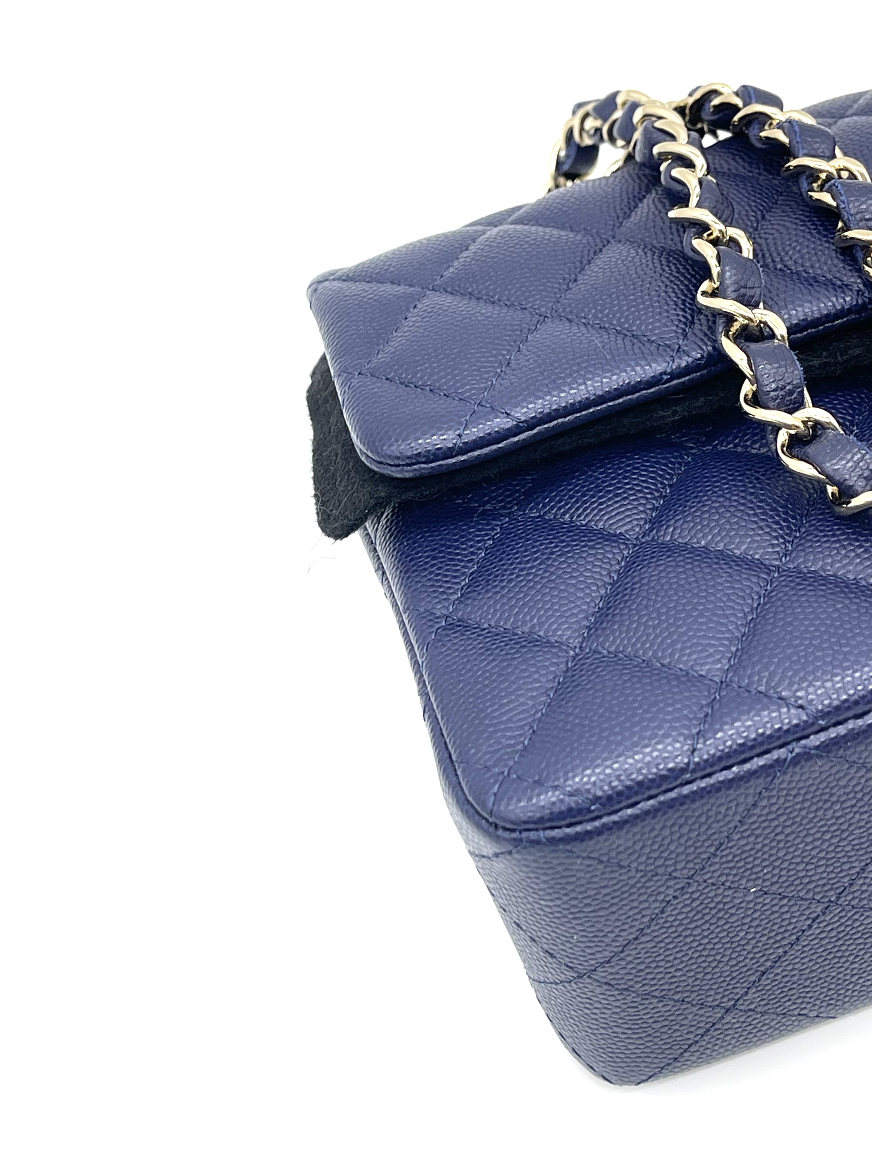 Pre-owned Chanel Small Caviar Classic Double Flap Bag / Product Code: 26032708