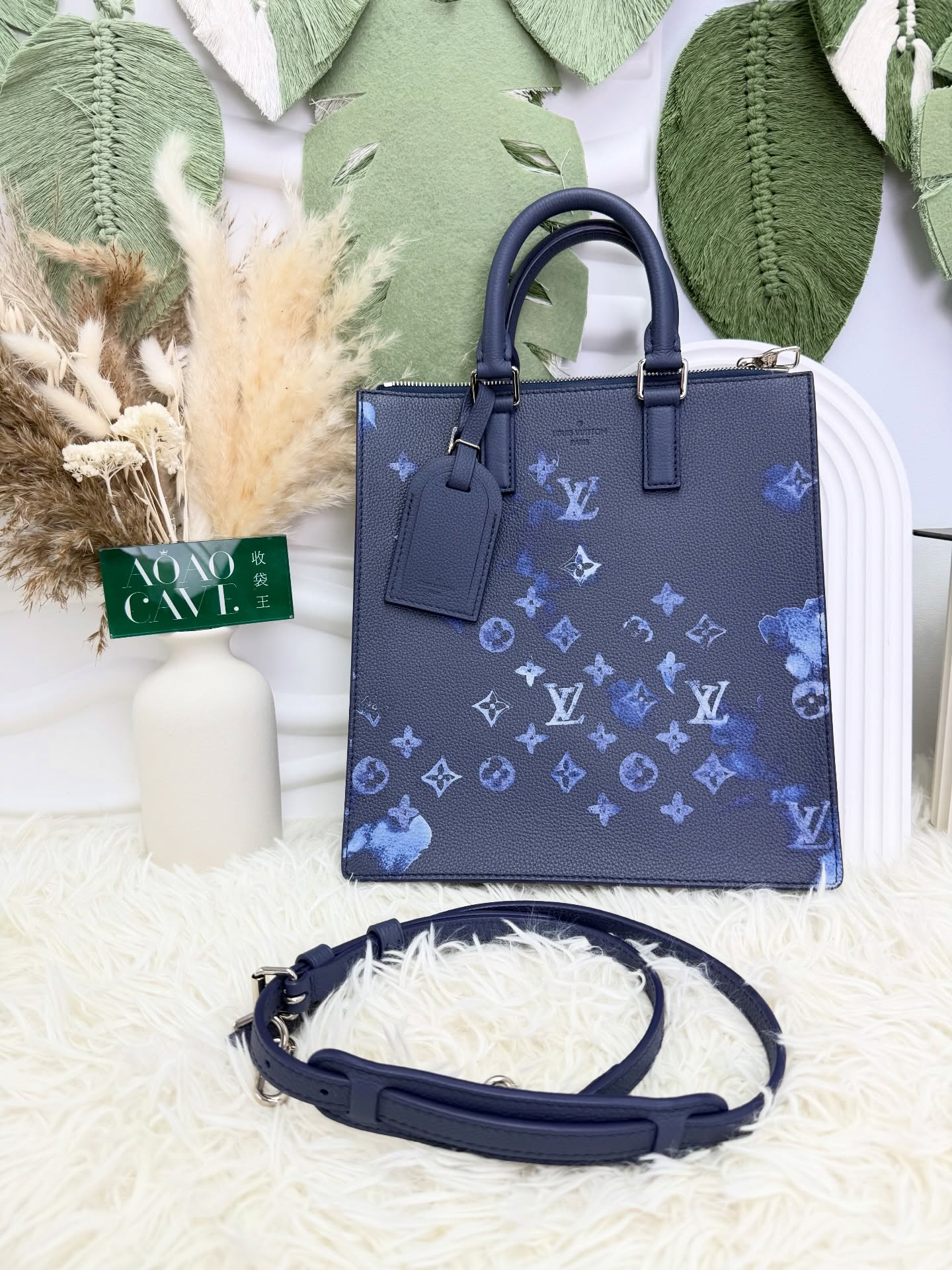 lv👜 PRE OWNED 🛍️ 藍米琴譜袋 特別版 有肩帶  Size: 24*6*28cm 配件 -肩帶🫶🏻  優惠價 $14980  #收袋王  喜歡的話快點pm/whatsapp 我們💓 銷售熱線51111 321（whatsapp)  我們服務包括有：手袋飾物回收、手袋置換(一換一、一換多也可以） 、專業手袋鑑證、專業手袋護理 Is 購買方法 🏢親臨門市 荃灣南豐中心15樓1521室（荃灣地鐵站a出口1分鐘到）敬請預約 ❤️只賣正品正貨，任驗💓🫰🏻 ❤️‍🔥本店為香港註冊公司絕對真貨，信心保證👍🏻 🫰🏻本店設有鑑證服務，有駐場鑑證師  ✨歡迎追蹤我哋各個平台緊貼最新優惠x貨品🔥😍 👇🏻👇🏻👇🏻👇🏻👇🏻👇🏻👇🏻👇🏻  ⭐️Instagram: aoaocave  🌈Facebook: aoaocave收袋王  🔥Carousell: acluxuryhk  👆🏻👆🏻👆🏻👆🏻👆🏻👆🏻👆🏻👆🏻  ___________________________  Disclaimer🫰🏻All trademarks and copyrights are reserved to the original brand holders. @AOAOCAVE sells only authentic goods and is not affiliated with any of the brands mentioned.  @AOAOCAVE 跟任何品牌無關，而且沒有持有任何品牌資版權，亦沒有與任何品牌合作。所有商標及版權歸屬於品牌坊所有，帖子只作分享用途。  #aoaocave #手袋回收 #名牌買賣