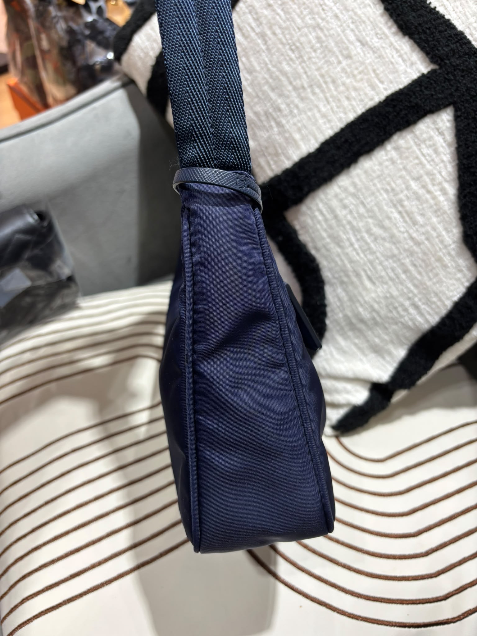 Prada re-edition 2000 re-Nylon Hobo Bag Navy 100%Authentic, 98%New