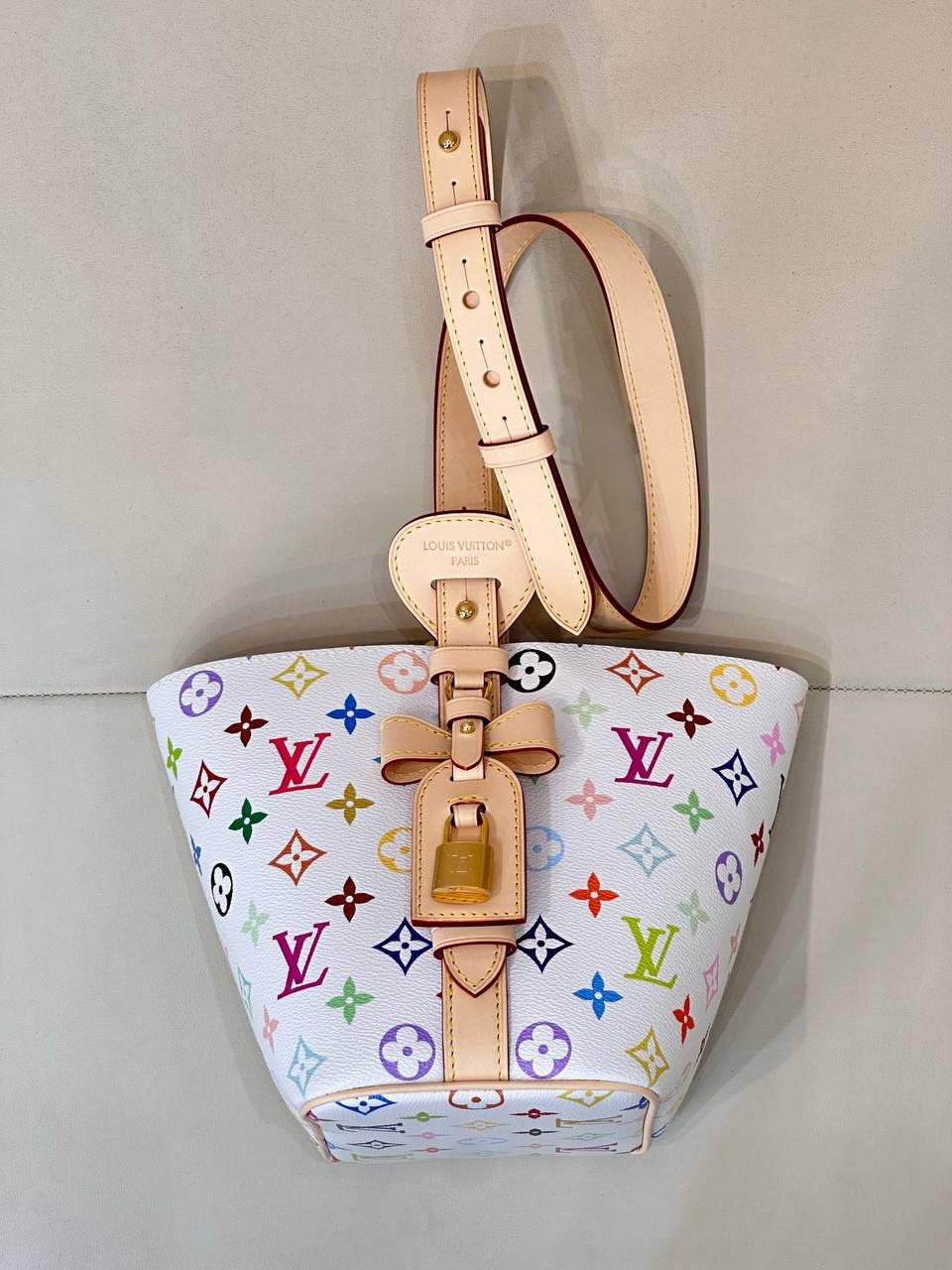 LV ALL IN BB 白三彩👜✨ 村上隆时隔20年的再度合作直接封神了！！ 听我的！！一定要入手一个！！ 她真的会长进你的心巴里！！太好看了！！！ 三彩真的是老花界的神来之笔！！ 侧边可可爱爱的蝴蝶结🎀真的无法抗拒！！ 就这个包走在哪里都是焦点啊！！