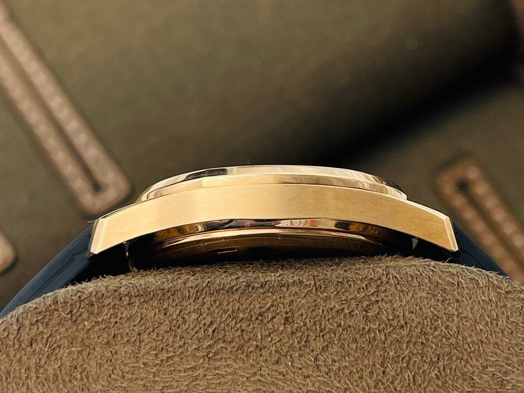 最强版本来袭 百达.翡丽AQUANAUT女装款石英系列，打造市面最佳副本，带来全网最佳体验，英姿飒爽，典藏奢华！欢迎女神品鉴！ 1⃣️【表壳】 1.腕表尺寸35.6 毫米X 9.5毫米！圆润的八角形表壳与原装一致，保持着复古的造型和精湛的做工。 2.旋入式把头设计和实心底盖结构吻合与原版。 3.表圈镶嵌46颗顶级施华洛世奇水晶（1克拉）表壳镶嵌88颗顶级施华洛世奇水晶（1.91克拉） 2⃣️【精彩细节】 1.采用与原装一致的天然复合橡胶（Tropical）材质，经久耐磨，可抵抗海水侵蚀和紫外线辐射。 2.完美克隆Aquanaut经典式折叠式表扣，即使在非常细小的拐角处上也做有倒角润饰，确保还原正品般的舒适感。