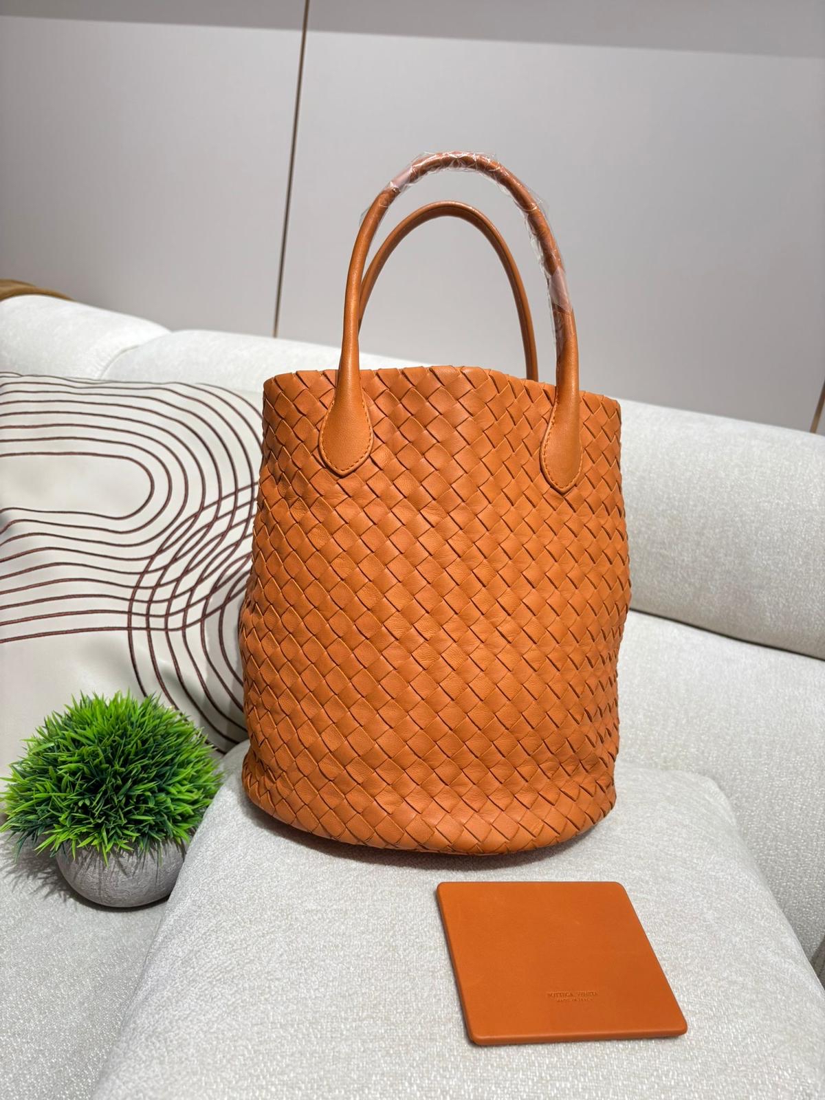 Bottega Veneta BV Bucket Bag 100%Authentic, 90%New