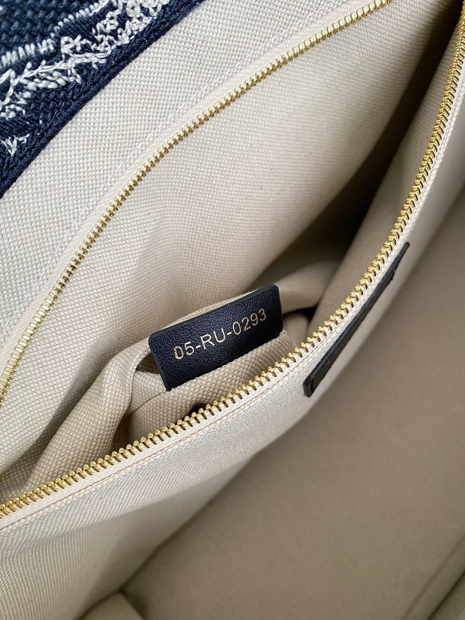 🈶黑白老虎，中号 𝗗𝗜𝗢𝗥 𝗯𝗼𝗼𝗸 𝘁𝗼𝘁𝗲24新版 茹伊印花动物园款它来喽！ 不得不说，D家确实好会玩啊 可以背的托特！简直不要太棒 在最最最经典的托特上又衍生爆款了 越来越多人爱背大包真正的无性别之分 不管手拎斜挎，通勤健身出差毫无压力🤟🏻😎 整体有型不会塌，恨不得天天背 大包爱好者可以闭眼收了！！ 36×16×27cm