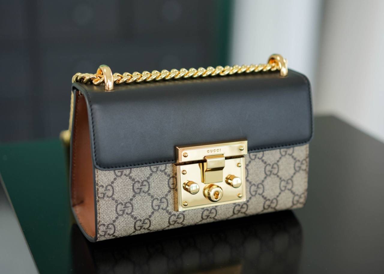 🥯Padlock系列小号GG肩背包 黑棕20cm 正品售价¥17.000 GG家经典著作𝐏𝐚𝐝𝐥𝐨𝐜𝐤小锁扣， 众多明星喜爱的复古𝐏𝐚𝐝𝐥𝐨𝐜𝐤，众多网红都在种草推荐， 低调不张扬的复古经典，一眼定情的小包 滑动链条有多种佩戴方法，可肩背也可手提 官方款号 409487 尺寸：20x12x8cm