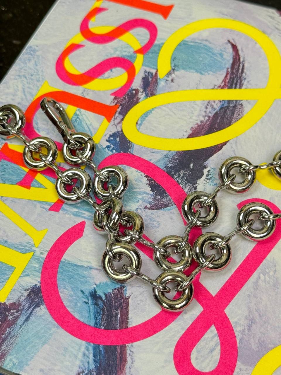 “全新升级*不锈钢材质” 甜甜圈⛓️链条肩带（银色） 尺寸：68×1.6×0.5cm 秀场甜甜圈链条同系肩带，进一步突出了手袋的造型高，引入了鲜明活泼的精神态度😉。