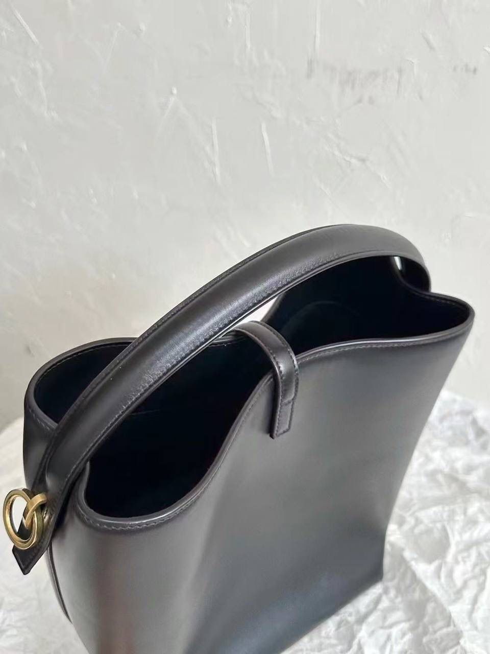 现货啦❗️ ys1 le37 手提水桶包中号🕋 喜欢背水桶包的姐妹不要错过这只 整个包身用的是光面的小牛皮 怎么背都不变形，质感持续保持 风格依旧是他们家简单又自带酷飒的设计 水桶包最好的一点就是容量巨大！ 没有tote那么大，却可以装下整个宇宙 🉑手提🉑斜挎，怎么搭都行～ 老规矩还是zp开发 这次的皮料拿到的可以说是相似度最高的一次！ 你们自己看对比图，像到我都分辨不出谁是谁 你们闭着眼睛冲，品质就交给我们哈！ 迷你：15x13x6cm 小号：20x17x13cm 中号：25×20×16cm742828m