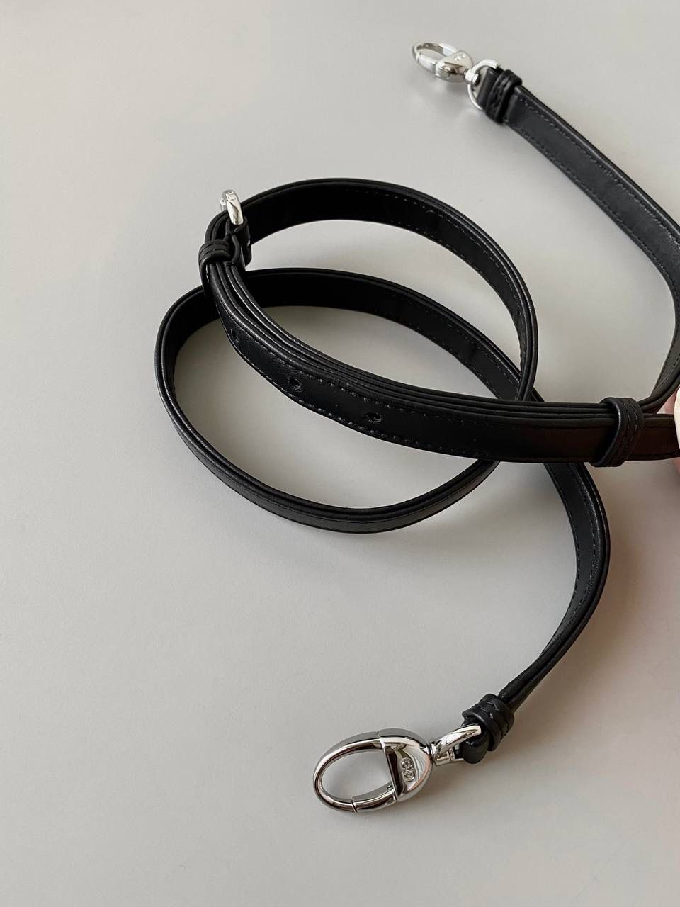 黑银🖤𝗗𝗜𝗢𝗥 𝗟𝗮𝗱𝘆羊皮三格银扣 女生必须要拥有的一只经典款‼️😍 一年四季爆卖，老客每天都在补单 细腻柔软质感不是普通的包包可以比的 进口原厂羊皮➕全钢五金，终极版 （标配两条肩带） size：17cm