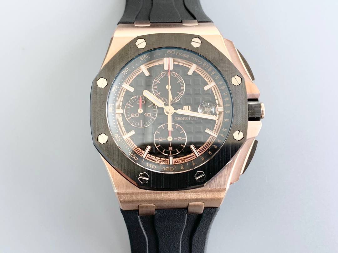 爱彼皇家橡树离岸型🔥💯横空出世。引用全新的彩色陶瓷锻造技术，表壳与圈口的选料，不惜重本使用日本进口的氧化锆，无需任何颜料，以超高的压力与超高的温度锻造，形成超高密度的彩色陶瓷，再经过百里挑一，确保每一个成品都与原版毫无色差！CNC级别的打磨，将整一个表壳的边边角角完美处理，即使陶瓷，也做到毫不割手。圈口的拉丝，经过顶级的打磨技术，做到每一丝每一线都毫无断续，每一颗六角螺丝都与表框处在同一平面，拒绝一丝一毫的凸显与凹陷，诠释了何为顶级的复刻工艺！