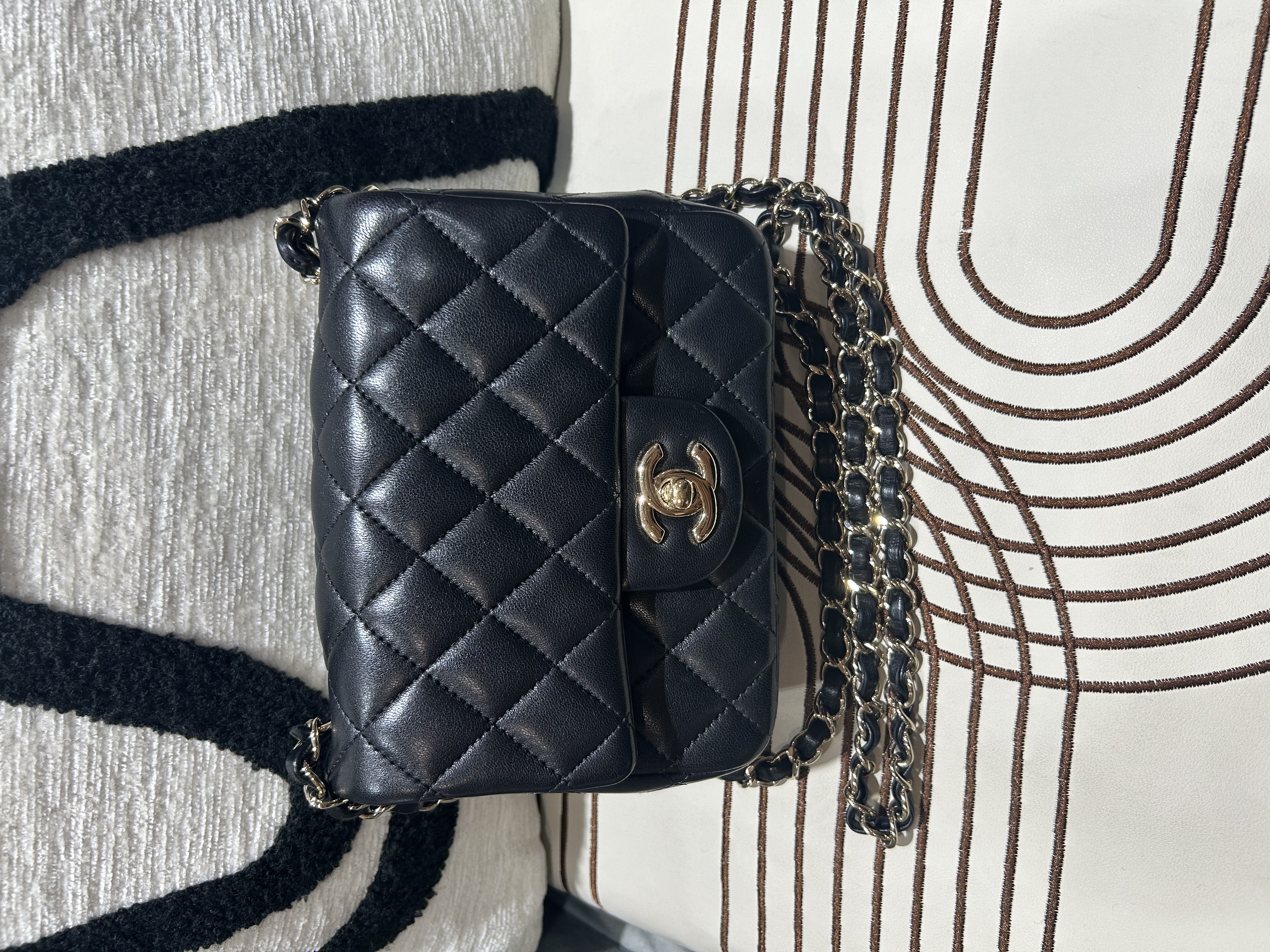 Chanel Mini Classic Flap 方胖子 17cm A35200黑色羊皮金鏈 100%Authenic, 95%New ✅24Card✅Dust bag✅Box