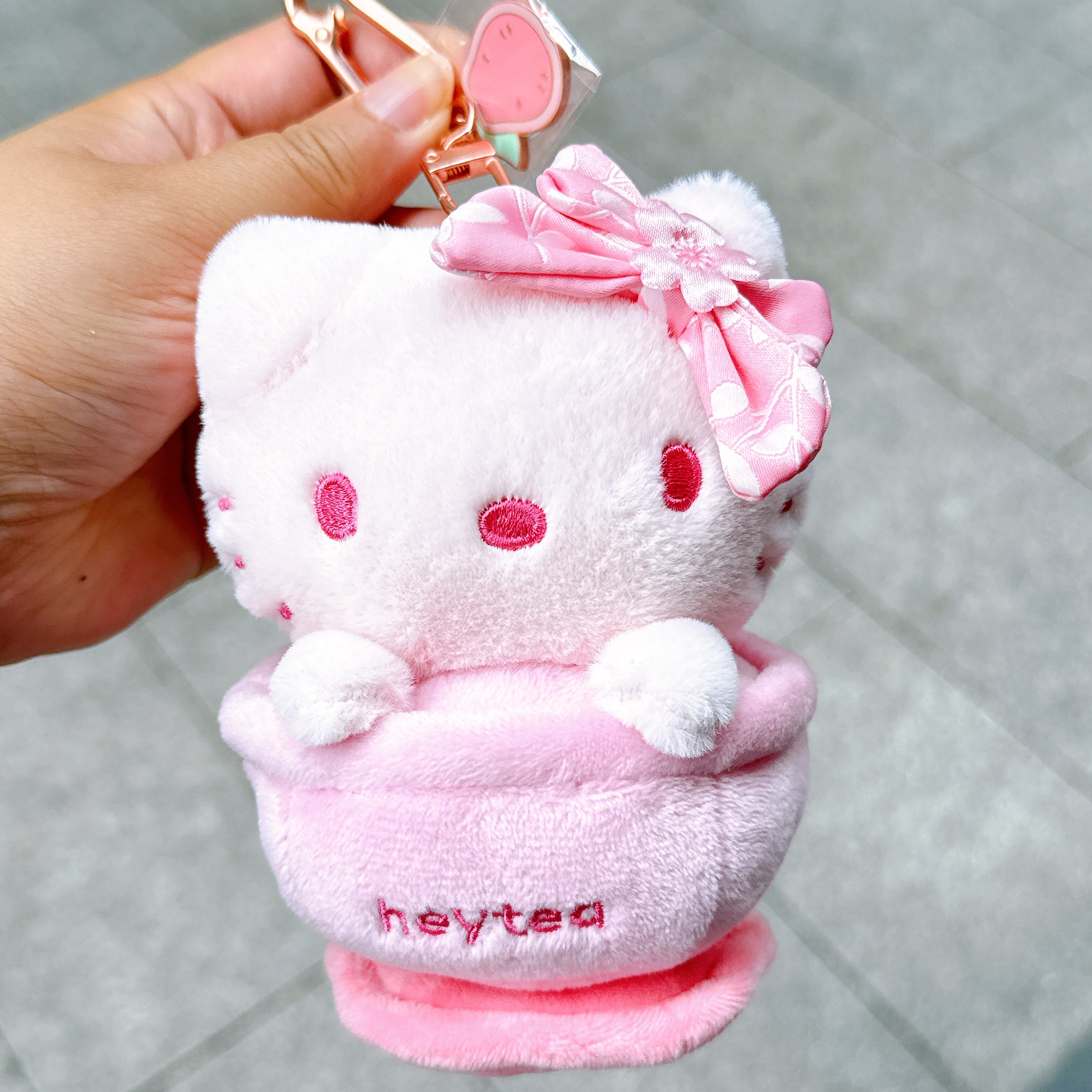 喜茶x Hello Kitty粉紅櫻花限定款公仔掛飾 超級難買