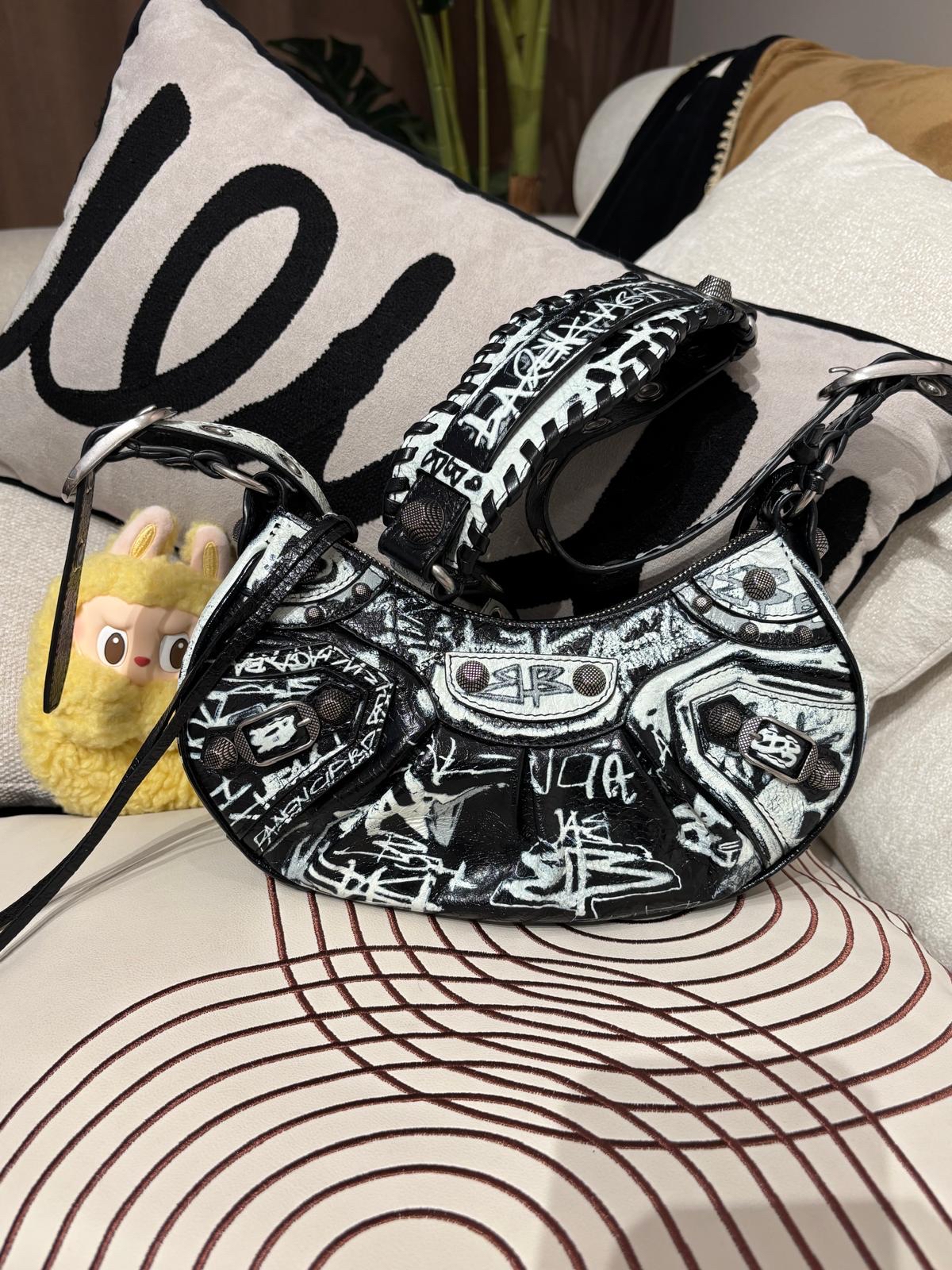 Balenciaga Shoulder Bag 100%Authentic, 98%New ✅Dust bag