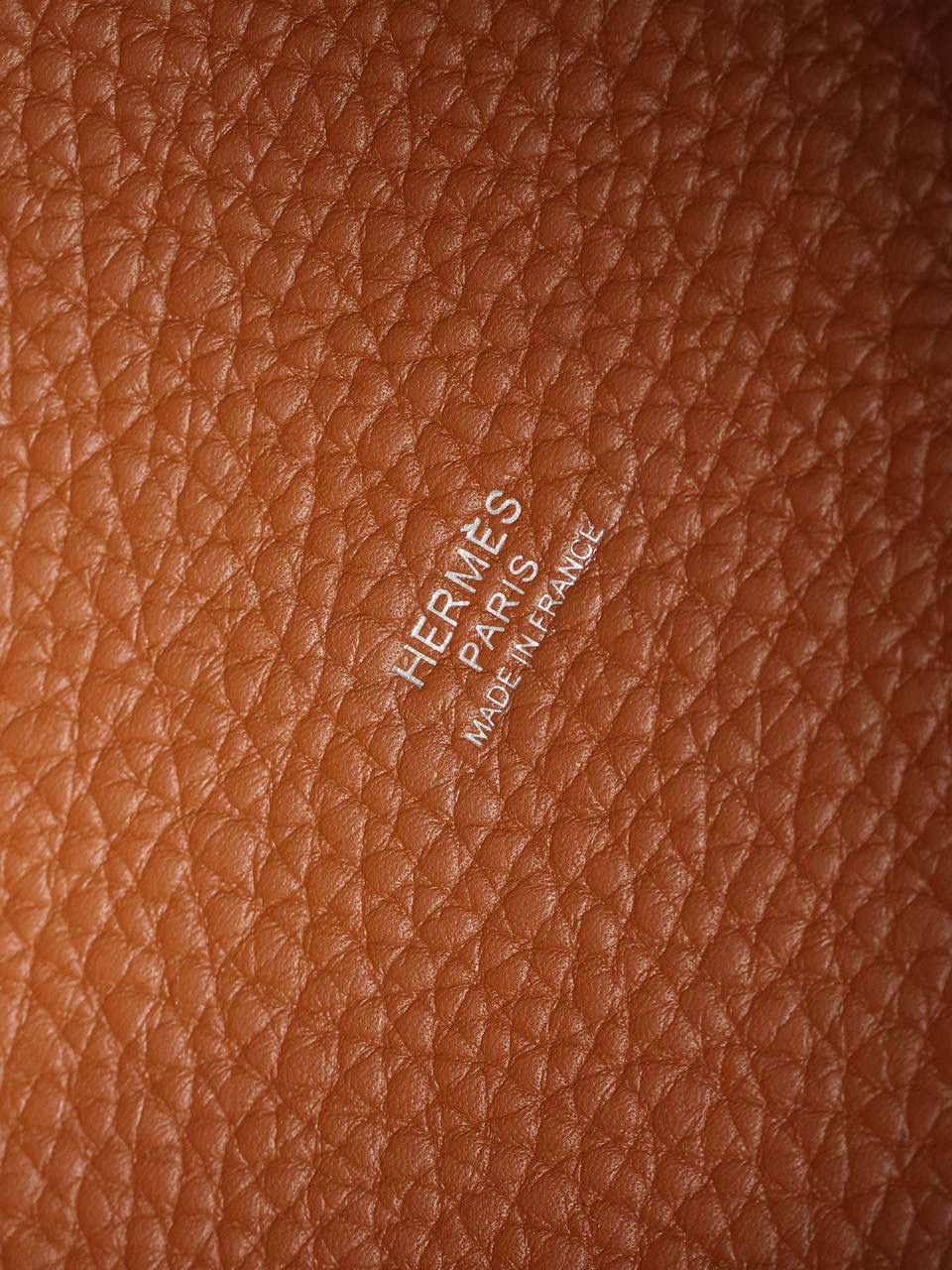 H菜篮子🧺✨ 金棕18cm银扣 独家渠道货！独家背景！高清实拍图！ 每个细节可放大看，全网天花板级别的菜篮子，独一无二的过验产品，每个细节都是对版的！ 纯手工制作、细工慢活、工匠精神雕刻的艺术精品！零售后，包满意！奢侈品中的精品之作！💯 尺寸：18 X 19 X 13.5cm