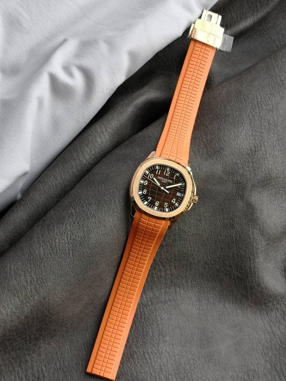 🌐百达翡丽AQUANAUT系列5167R-001腕表，红金表壳搭配橙色天然橡胶表带，深棕色表盘，搭载Cal.324 S C型自动机械机芯（编码26-330），40毫米。🌐