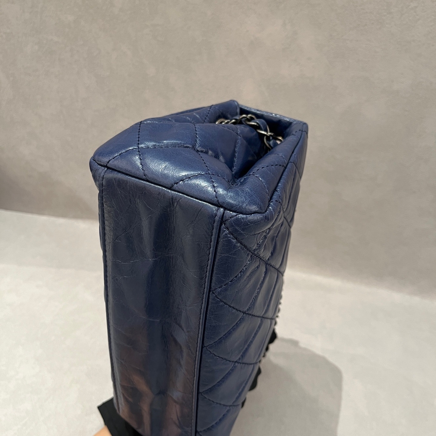 【預訂貨品】Chanel 15C油蠟皮深藍色斜孭袋