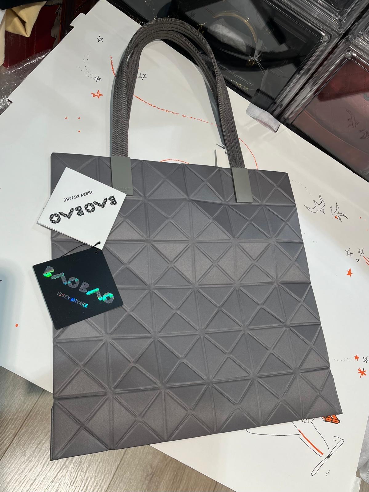 Issey Miyake Track 6x6 tote bag 100%Authentic ,98%new ✅Dust bag