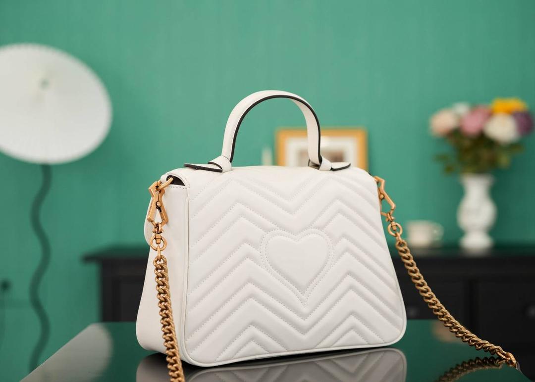 👜🔥Marmont系列绗缝手提包邮差包 白色 27cm （原厂皮 全铜五金） 正品售价,500 独家原厂皮发售 限量级别 意大利原材料开发，这个大小简直是最完美的尺寸，什么随身携带的东西都可以轻松收纳，能手拎也可以单肩斜挎，自重轻，超级百搭不挑人~白色温柔大气，好看极了！！！ 官方款号 498110 尺寸大号：27x19x10.5cm 小号：21x15x8cm