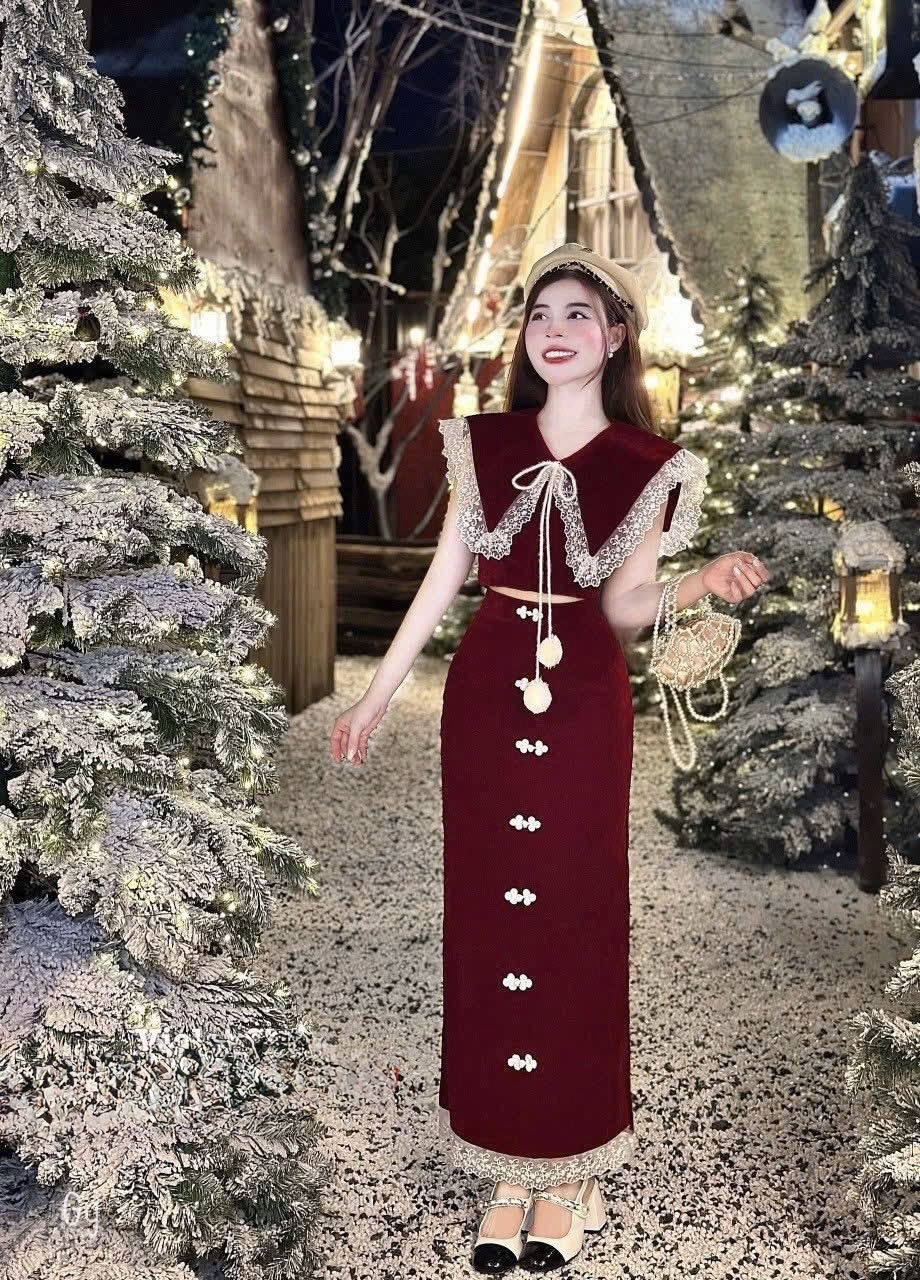 優雅的兩件式天鵝絨套裝，飾有蕾絲細節