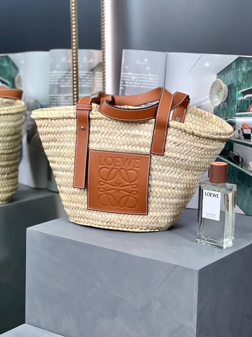 * 𝘉𝘢𝘴𝘬𝘦𝘵 爆款草编包。 🔥 到货啦🔥 中号尺寸:43-25-28cm 编码:18184658棕色 配卡片证书📄防尘袋礼品袋🎁 正宗马来西亚🇲🇾棕榈叶 ，一只火爆到疯狂的草编包，粗糙的编织与浓郁的loe风格皮印，非常时髦，第一眼看到就深深种草了，带着它美美的去度假⛱️ （注：大自然原材料➕纯手工编织，在色彩与尺寸上，颜色与大小不统一，完美主义者慎入！）