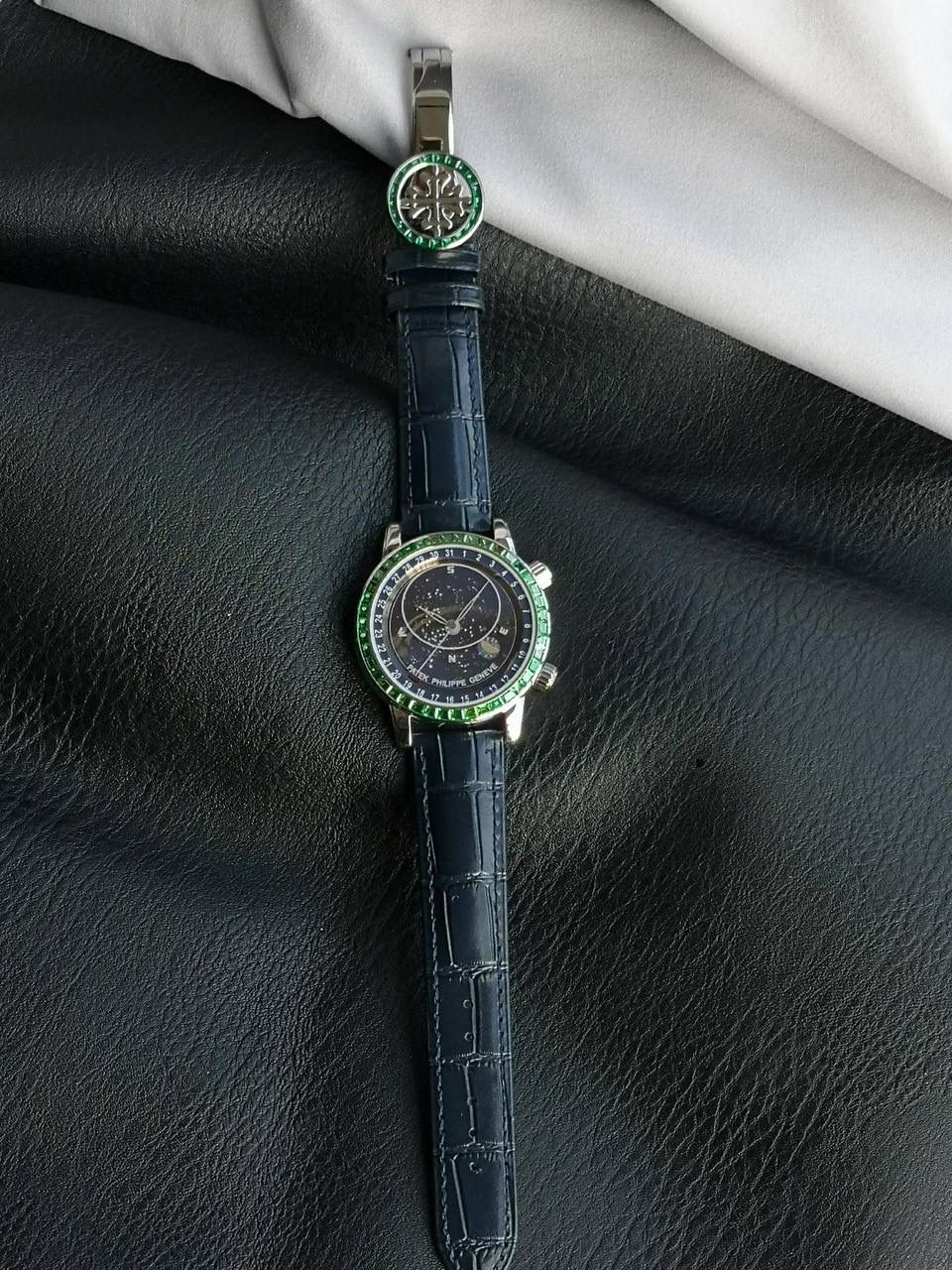 百达翡丽PP-6104G 日内瓦苍穹系列 市场顶级复刻神作震撼来袭！ 搭载原装进口miyota全自动机械机芯改制Cla.240机芯，搭配原装珍珠18K金自动锤，走时精准稳定，性能媲美正品；表圈镶嵌45颗璀璨宝石，表扣点缀28颗珍稀晶石，光影流转间尽显奢华质感；微拱形防眩目处理表镜，折射效果立体通透，让表盘细节清晰可见，质感再升一级💯💯