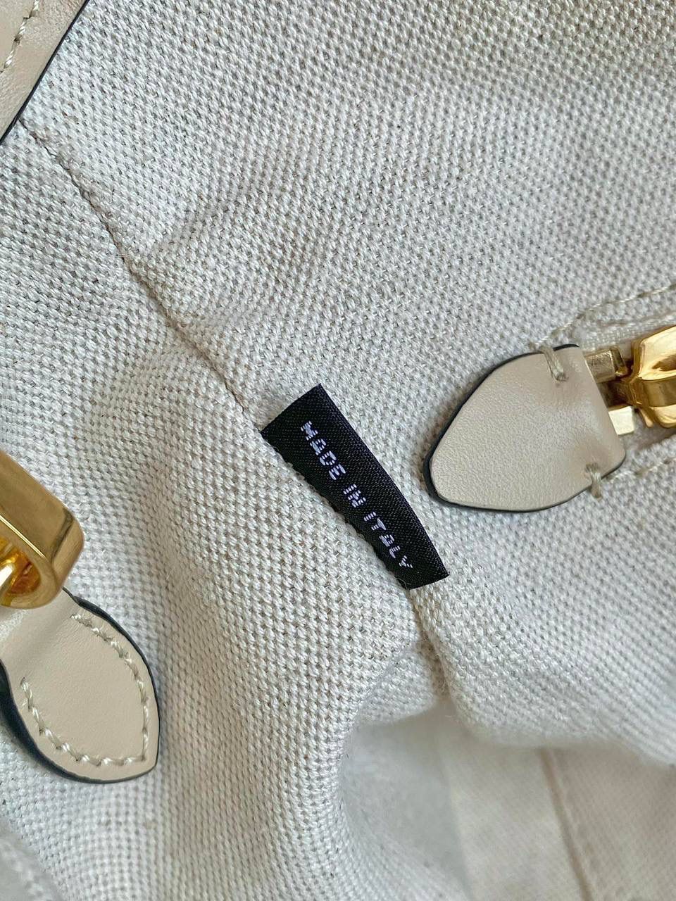 🈶沙粉小号 𝗠𝗶𝘂𝗠𝗶𝘂托特！！ 近年miu家真的很会，都是心头爱 慵懒惬意的敞口托特搭配弧形包口 同色系浮雕logo低调又高级 软而不塌的全牛皮质感绝！ 中号大气的包身，男生女生都能驾驭 随时随地的凹造型 小号可以斜挎 小巧可爱，可太适合霓虹妹了 被痕痕拿捏住了🤙🏻 22×12×32cm #F0120m