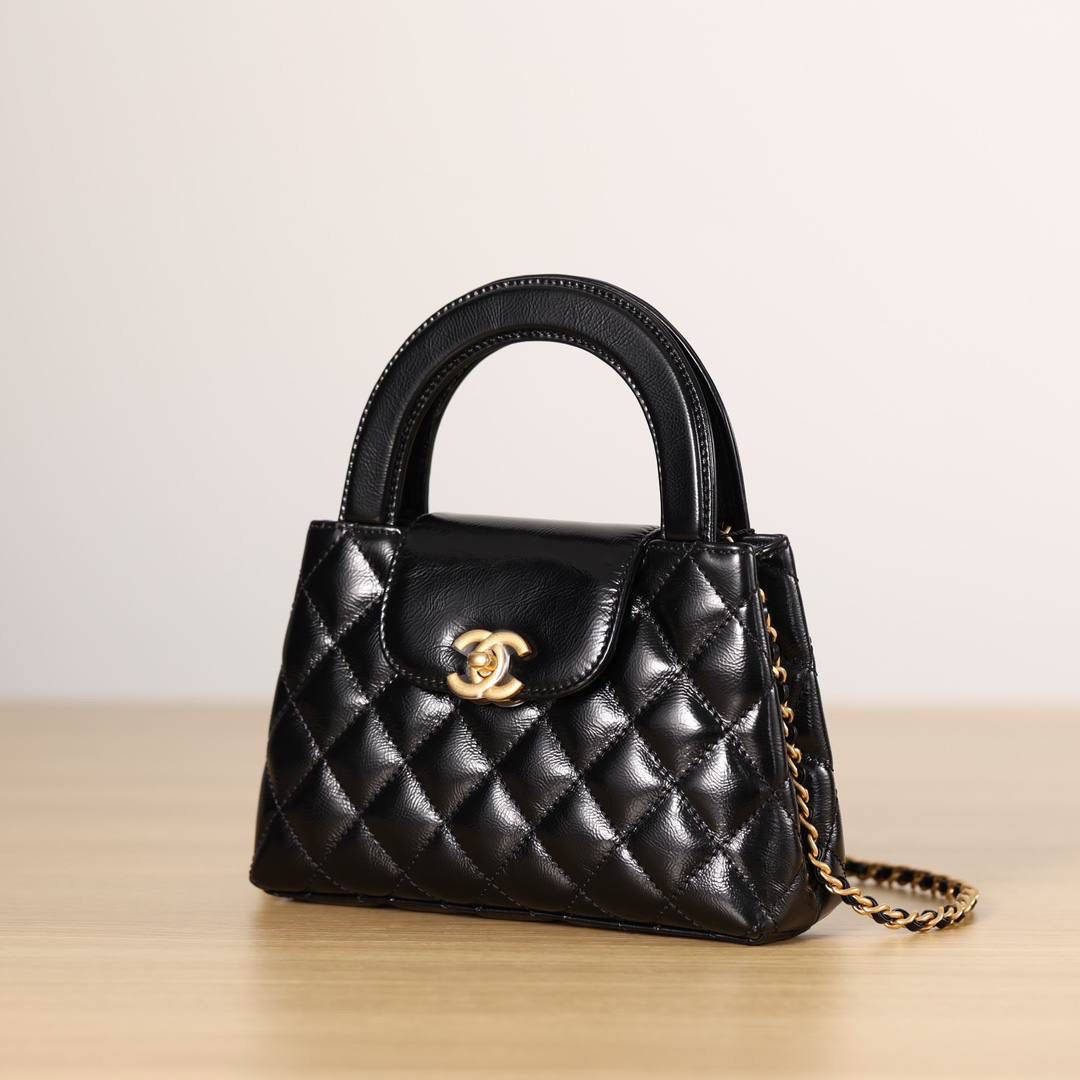 Chanel香奈儿 23k kelly💞👜 独家渠道货 独家纯原油腊金扣皮组装尾单货 尺寸：19cm x 13 cm x 7cm 金标链条带手柄 亮面小牛皮 斜跨单肩手提包 迷你女款黑色bag 原版开发 无原版不开发 每个细节都是对原对版