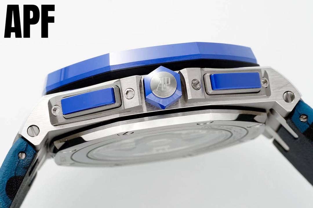 全新升级“夏日爆款”爱彼皇家橡树离岸型26470系列42Mm腕表 秒杀市面上所有版本“封顶之作 杜绝一眼假”在原有的基础上 潜心研发 突破壁垒 “打破原装封锁技术，同步原装独家计时码表款可松动头粒”使上手最大程度贴合手腕，大大提高了佩戴的舒适 同时也杜绝一眼假的尴尬处境。APF厂真正做到从每一个喜欢手⌚️的表友角度考虑 1. 表壳与圈口的选料，使用进口的氧化锆，无需任何颜料，以超高的压力与超高的温度锻造，形成超高密度的彩色陶瓷 2.采用最新CNC级别的打磨技术，将整个表壳的个个角度完美处理，3.每颗六角螺丝都与表框处于同一平面上，不接受一丝一毫的凸显与凹陷，真正诠释了何为顶级复刻艺术 4.表盘以爱彼经典的大格纹为背景，层次分明的方格排列，经过完美打磨，将匠人的工艺体现的淋漓尽致 5.镜面采用双面蓝宝石镜片，天然橡胶皮带，6.机芯采用原装3126的计时机芯，十二位的小秒，6点钟位和九点位的12小时计时与30分钟计时，完美的还原了原版的所有功能，每块手表APF厂都经过人工QC确保机芯的稳定性，真正做到无可挑剔欢迎各位 表友鉴赏🔥‼️