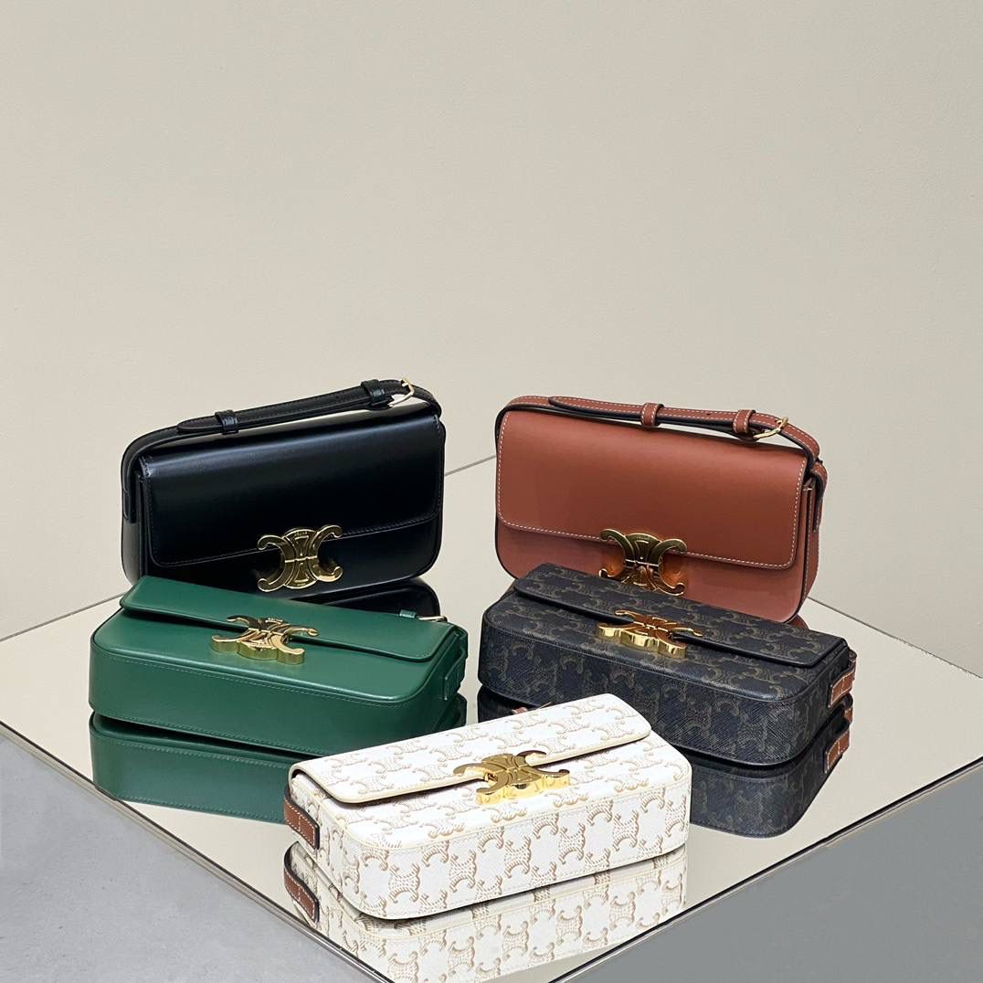 𝑪𝒆𝒍𝒊𝒏𝒆凯旋门腋下包以其轻便实用又时髦有型的特色，火爆席卷国内外各大版面，完全是时髦精们必不可少的百搭单品🔥