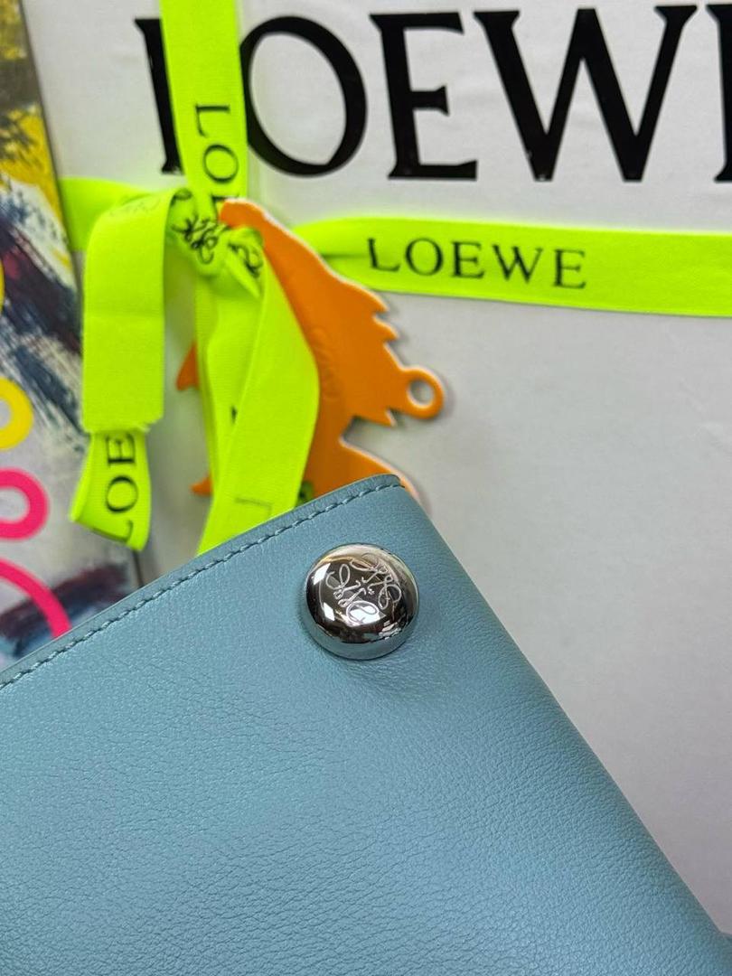 🎈（全钢）新款𝗣𝗲𝗯𝗯𝗹𝗲 𝗽𝗼𝘂𝗰𝗵手机包 ——【水蓝色到货💕】 尺寸：𝟮𝟭.𝟱-𝟭𝟳-𝟳𝗰𝗺 编码：652406 👉🏻采用进口纳帕小牛皮材质•包包手感超级舒服柔软•自重超轻。 👉🏻正面装饰两颗闪亮的𝗽𝗲𝗯𝗯𝗹𝗲配饰•精致可爱时髦•可调节肩带•腋下单肩斜跨皆🉑。 容量超大•可容纳5到6部手机•日常出行一个包就够啦😍