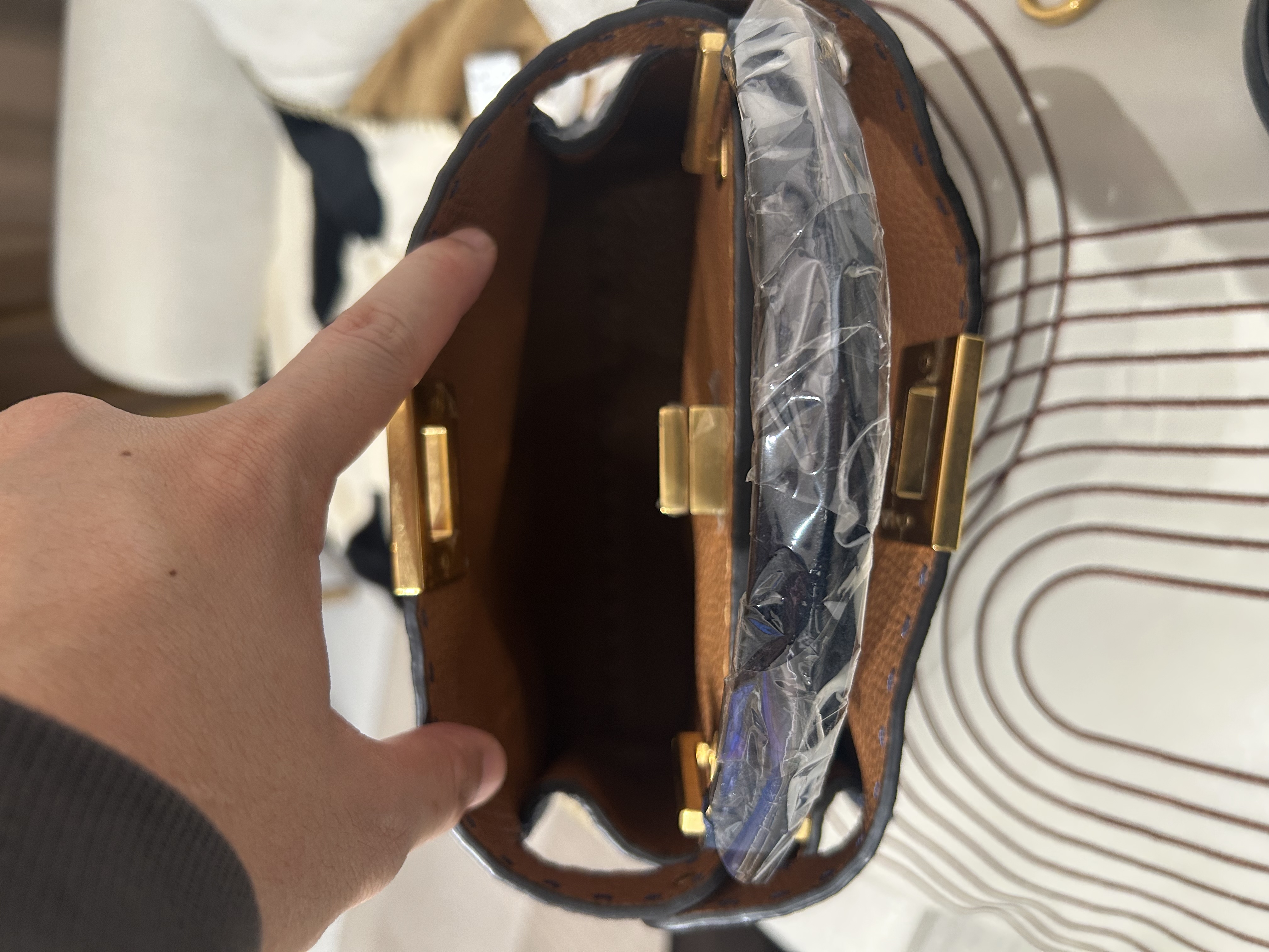 Fendi peekaboo 深藍色金扣 100%Authentic, 95%new ✅Booklet ,✅dust bag 牛皮好襟用，有部份原裝貼膜新淨