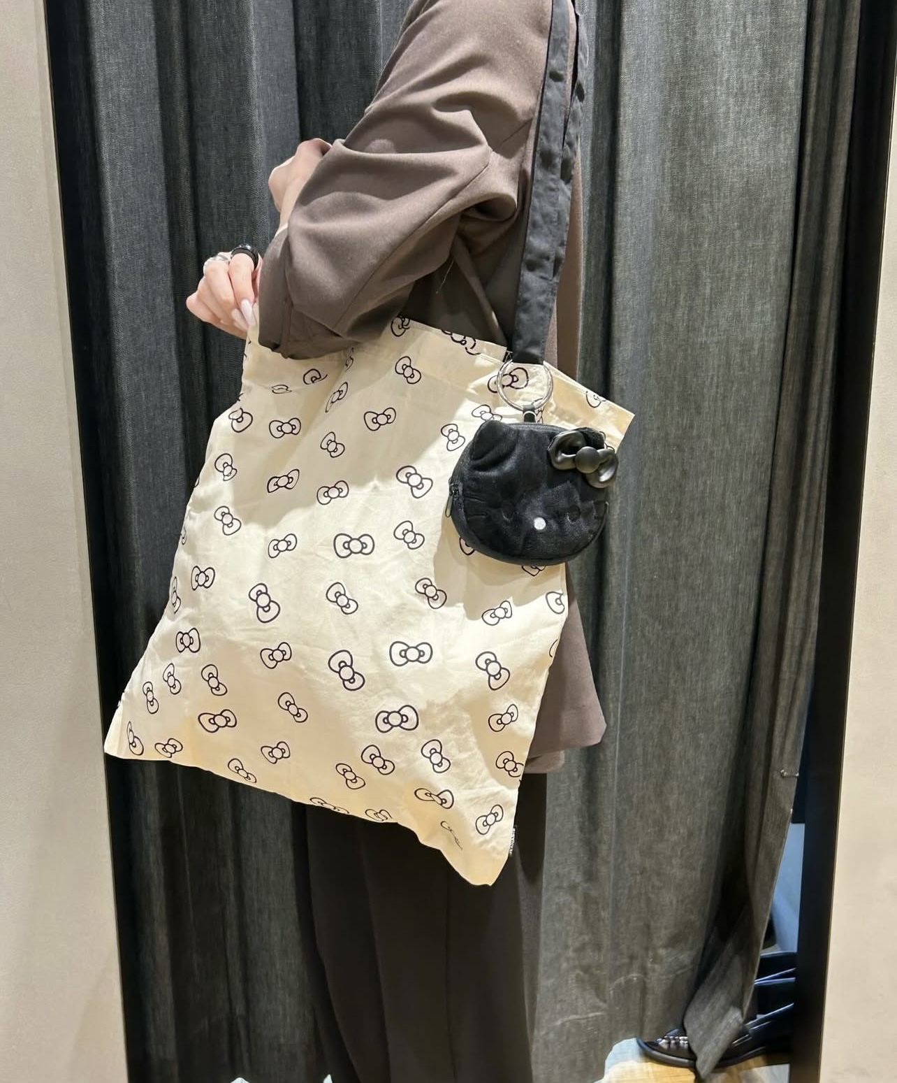 🎌日本直送🎌 Hello Kitty x Lowrys Farm 臉型收納包附環保袋 