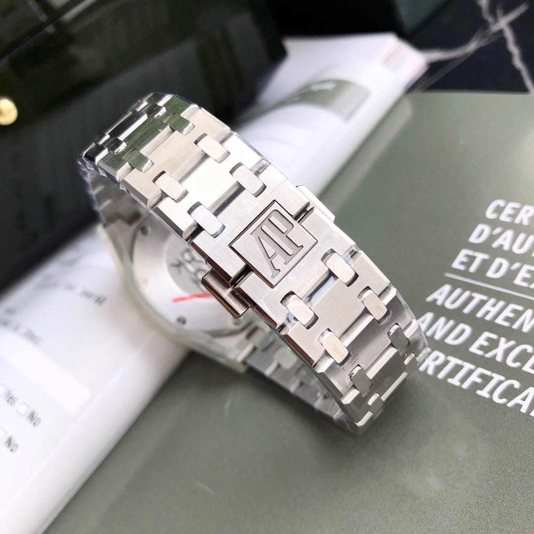 专柜很难买的AP女款到货啦！今天我们介绍的就是爱彼皇家橡树系列中的女士腕表。其官方型号为67651ST.ZZ.1261ST.01。爱彼皇家橡树系列独有的八角形外观还拥有爱彼独特的设计风格也将女士优雅风格融入其中，深受女士们的爱戴，即使只有33毫米的小尺寸，也将爱彼独有的纯净美感与刚毅线条展现的淋漓尽致。 而镶满钻石的表圈也为佩戴的女士增添了更多的柔美。（40颗明亮型切割美钻 总重约0.71克拉）搭载瑞士石英机芯、拥有实用的日历显示功能，女士们佩戴起来不会显得沉重 配专柜全套包装出售。这种货一般数量不是很多的。数量有限哦。