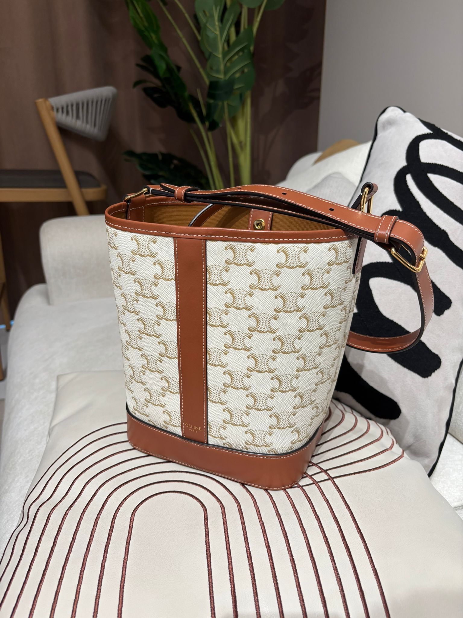 Celine SMALL BUCKET IN TRIOMPHE CANVAS AND CALFSKIN 100%Authentic, 98%New ✅Dust bag
