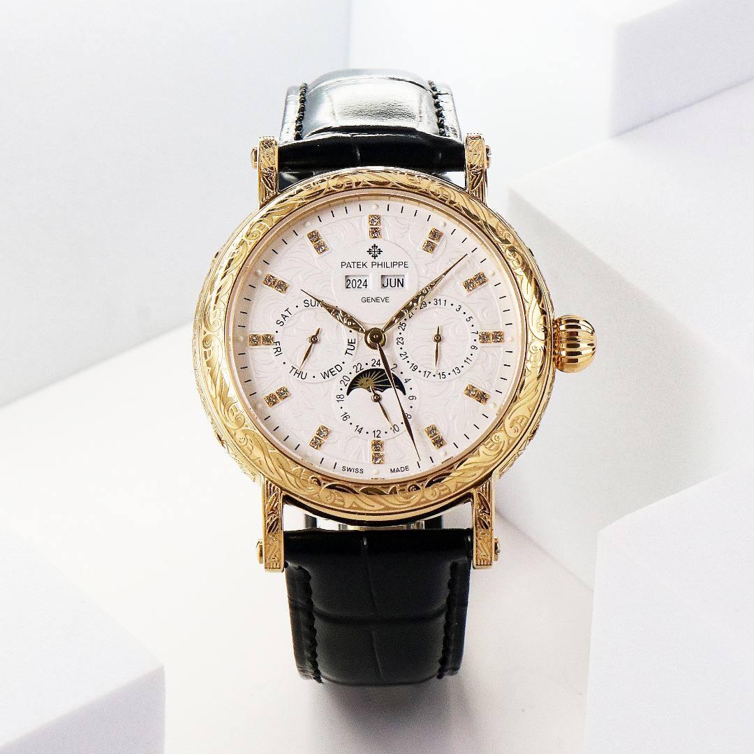 【铁划银钩 苍劲有力】高颜值新品 古朴。复古。精湛的工艺！ 年度最佳典藏之作——百达翡丽古典超级复杂多功能 万年历功能腕表 团队历时两年多精心设计，不计成本，敢为人先，力求完美，克服重重难关，突破多层技术瓶颈，机芯型号为CH 29-535 升级版，质量稳定！【表带】经典意大利小牛皮表带，纹路清晰，质感好。搭配圈市面最顶级的百达翡丽灯笼表扣，通用原装无压力。 优雅的Calatrava雕花表壳极具个性，42毫米的表径适配大众男性手寸，与专柜一致，非常商务可亦休闲。