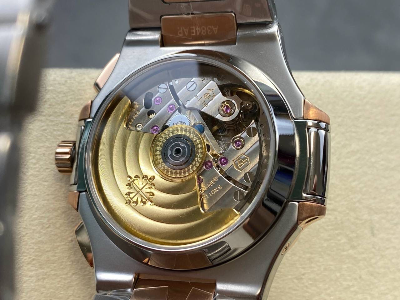 V2版真功能🌐真小秒！3K工厂 百达翡丽鹦鹉螺5980/1A-014多功能计时腕表V2版本，真小秒、真功能！【表壳】腕表尺寸40.5毫米，同正品一致的枕型表壳采用正面拉丝，侧面抛光的两种工艺组合，层次感分明，质感十足。尽显精湛工艺。【表带】采用原装表带一比一量身打造，每节表带的中央抛光部位，都能呈现钻石的形状，尽显高级质感。【机芯】3K厂采用定制版PP.CH28-520机芯，完美还原正品，时分秒，日期，和计时大秒功能。3K匠心之作，欢迎各位表友品鉴🌐