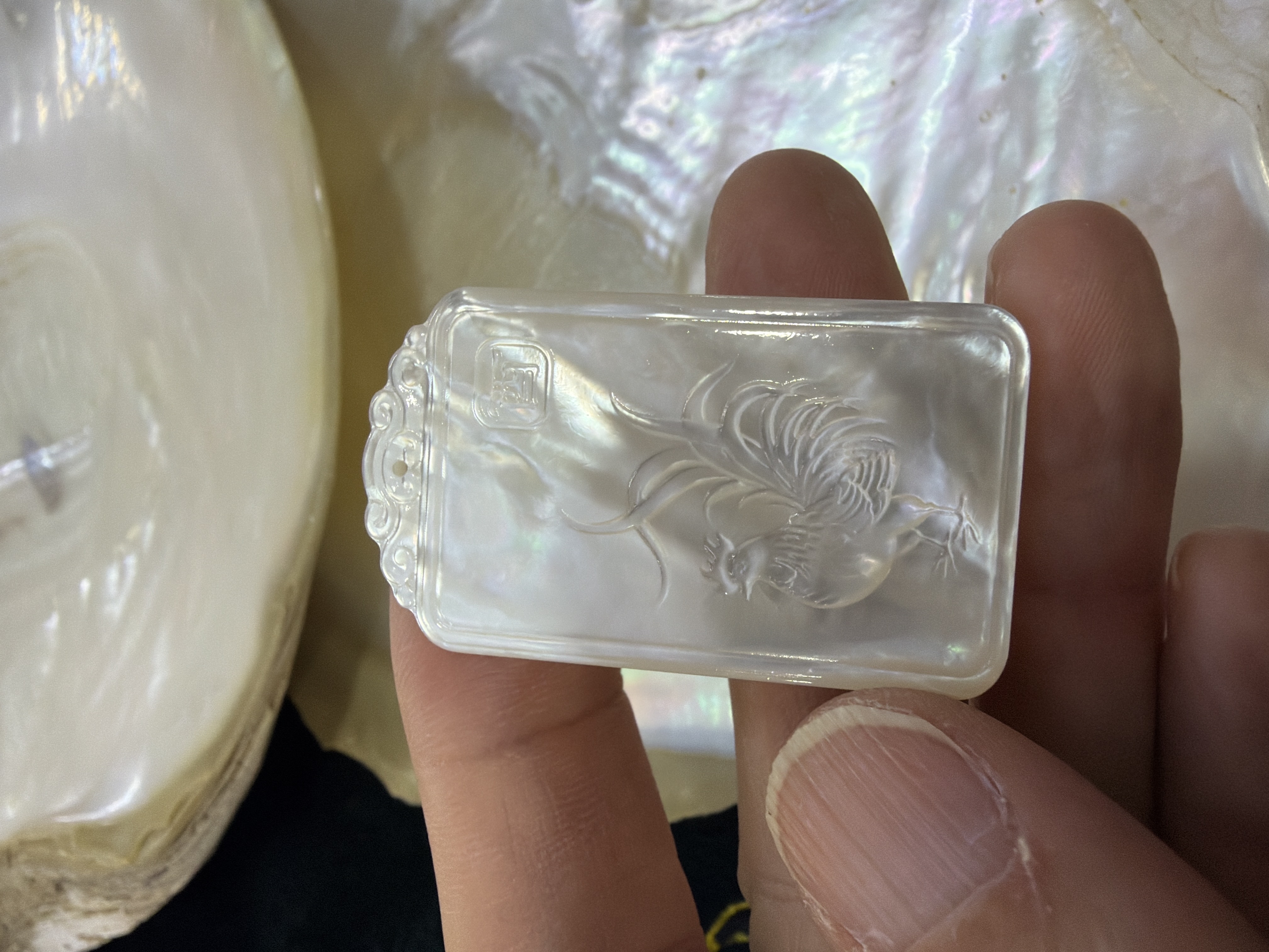 農曆新年巨獻（30%off) 印尼純天然白貝母精雕 #24 屬雞守護 不動如來4*2.3cm（會加持配頸繩）