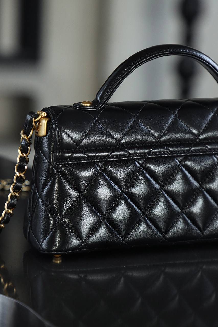 25P橫款 Kelly迷你鑒定版 👜 一包一碼 支持全球鑒定查驗身份證原廠專G GR原廠皮料過關清單資料可査詢 25P橫版MINI凱莉宛如一顆冉冉升起的新星，以其獨特的魅力，迅速捕獲了無數時尚達人的心。經典的黑金配色，是時尚界永恒的寵兒！ 五金：全銅復古金 皮料：GR原廠亮羊皮 尺寸：11.5*22*6cm