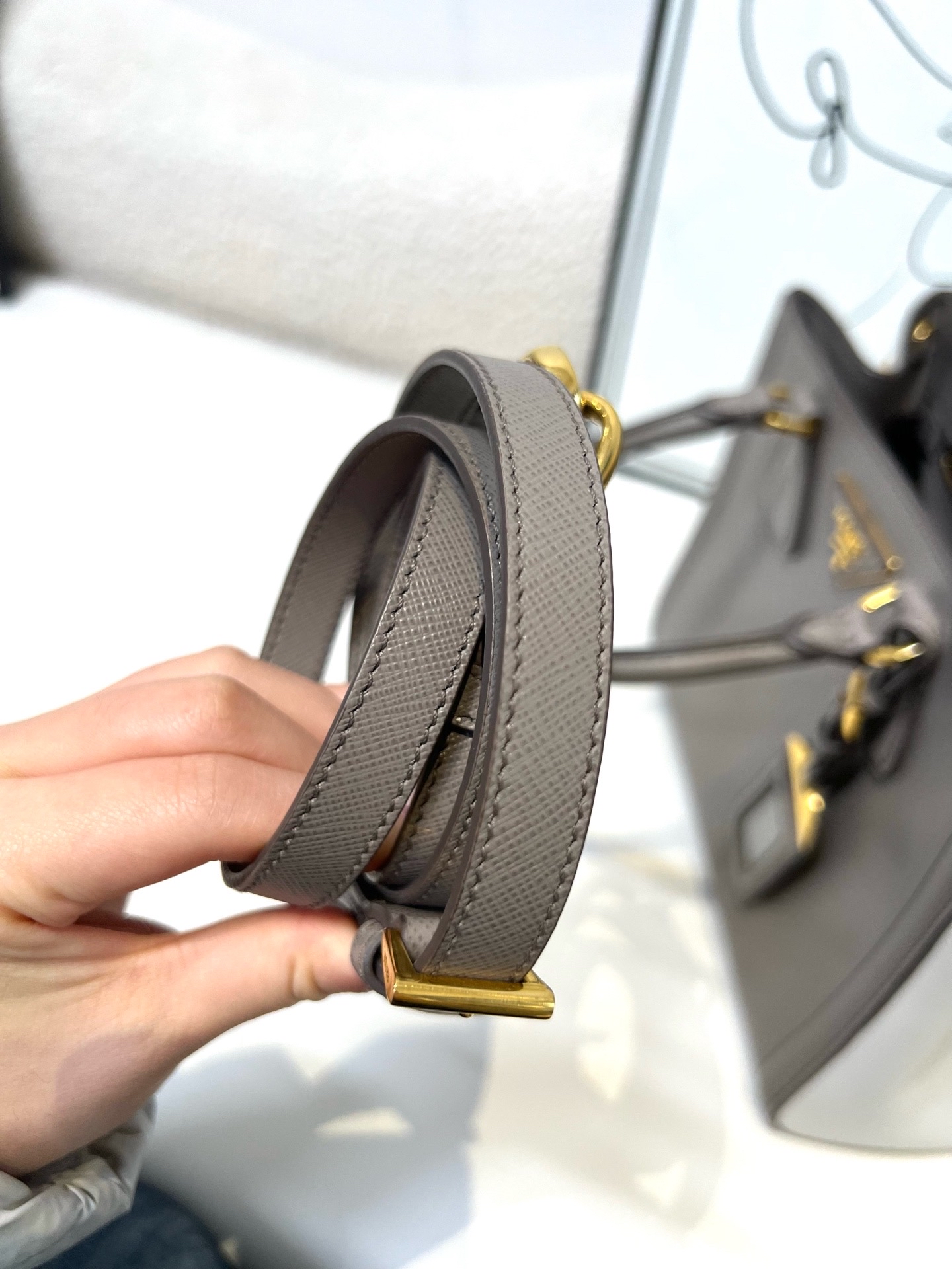 【預訂貨品】Prada 大象灰拼白色殺手包