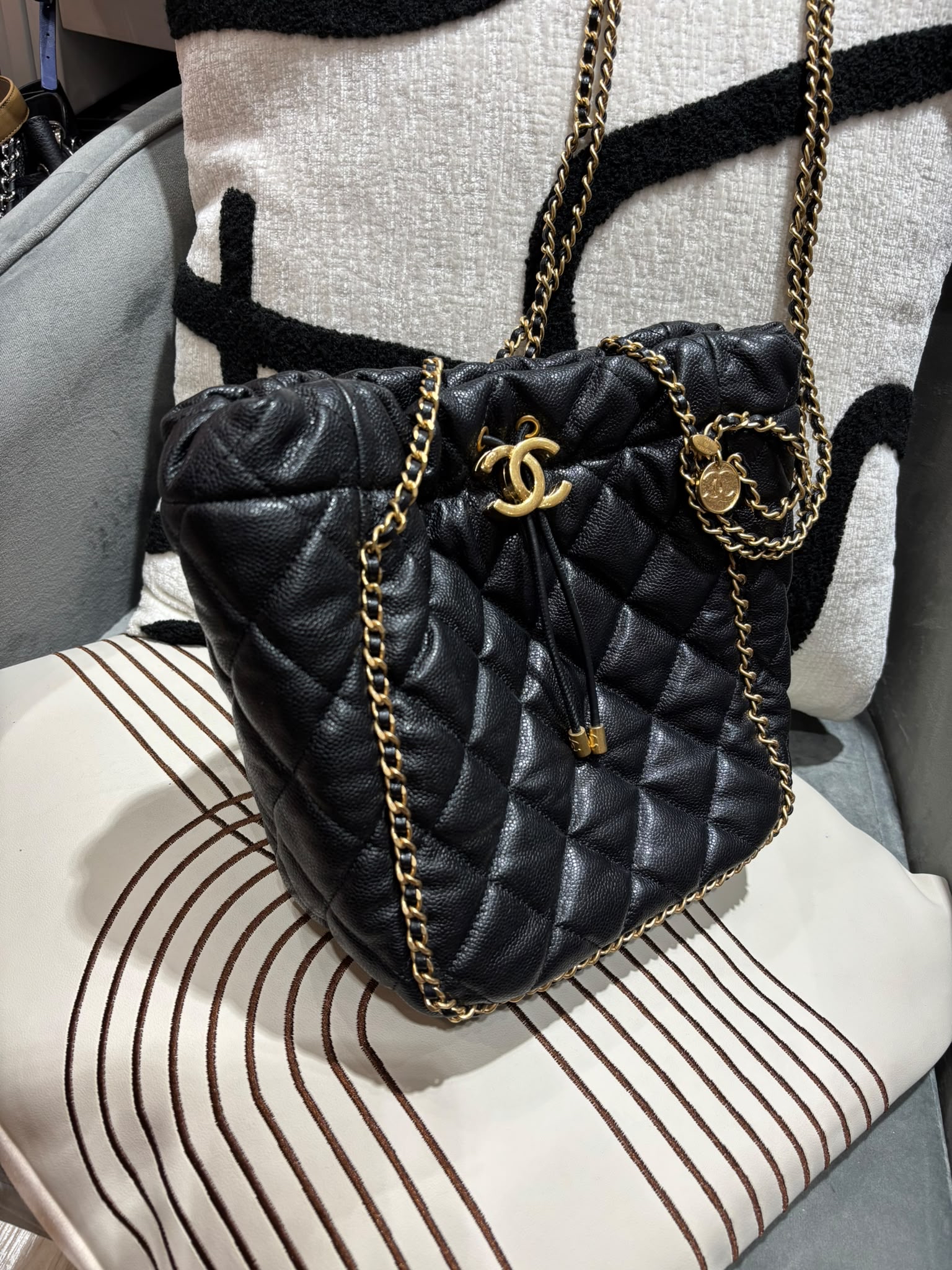 Chanel drawstring bag AS3469 黑色魚子醬牛皮金扣 bucket bag  100%Authentic,98%new  ✅晶片✅dust bag✅box